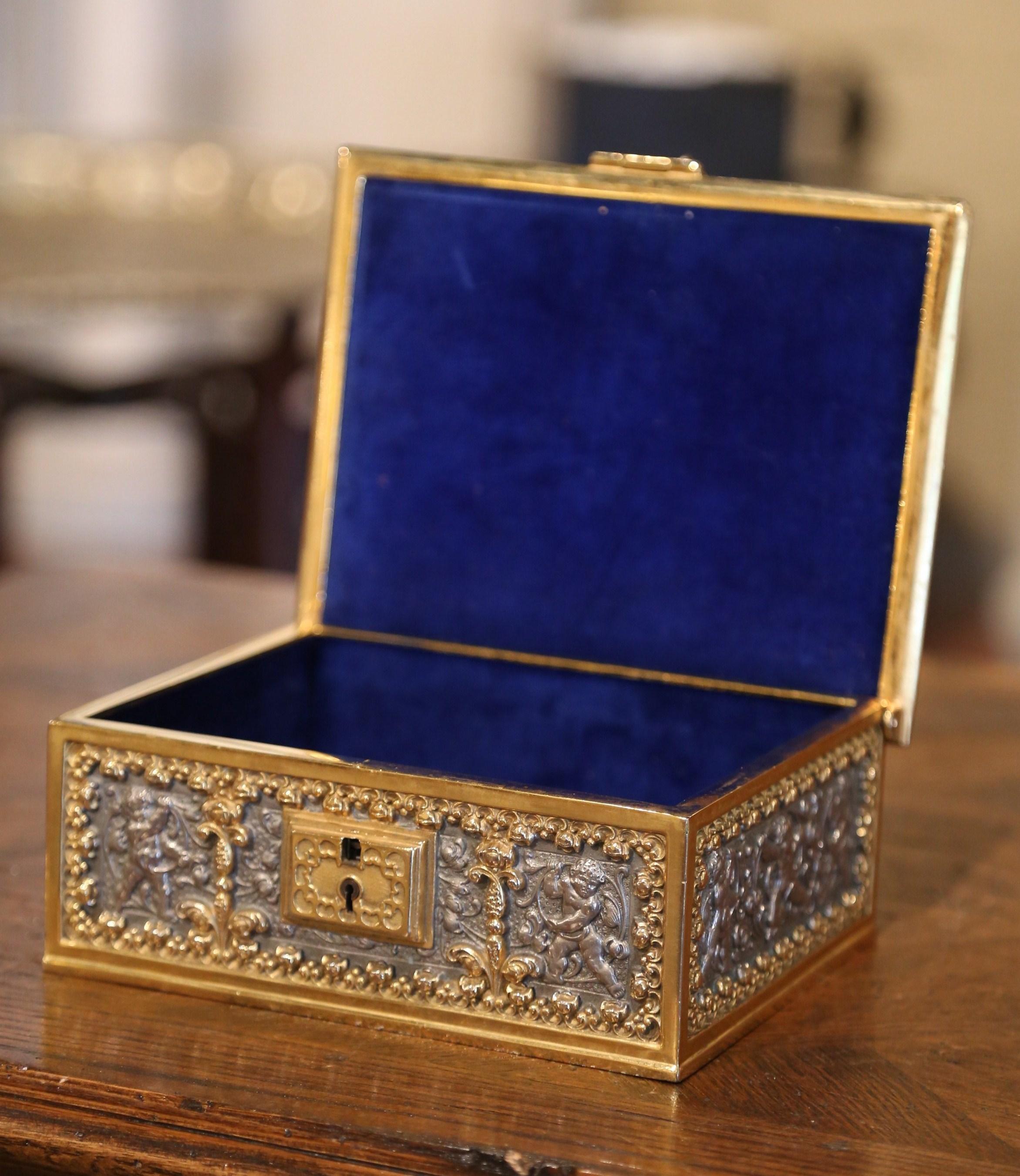 Gothique boîte à bijoux du 19ème siècle en bronze doré et étain avec décor de putti