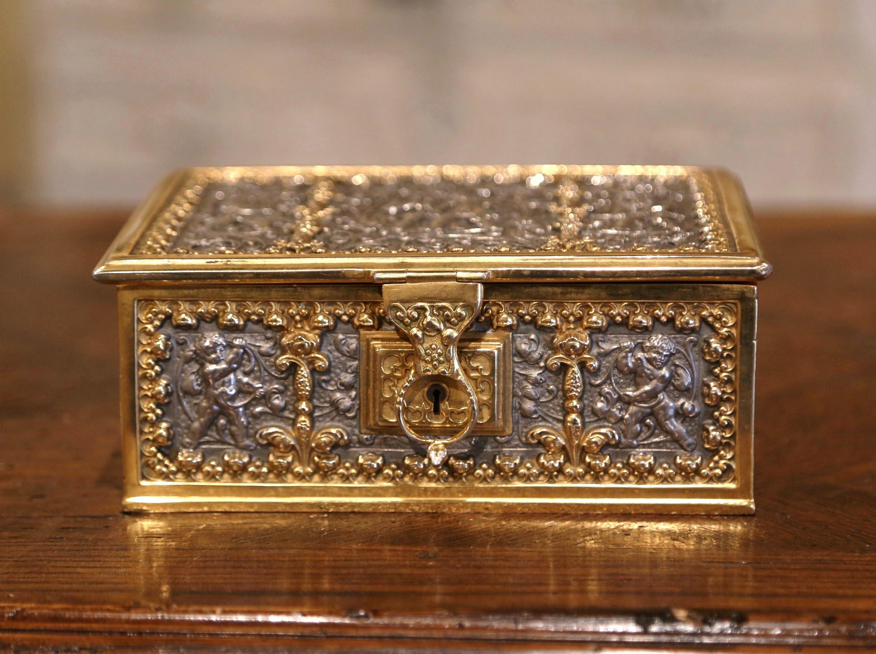 Français boîte à bijoux du 19ème siècle en bronze doré et étain avec décor de putti