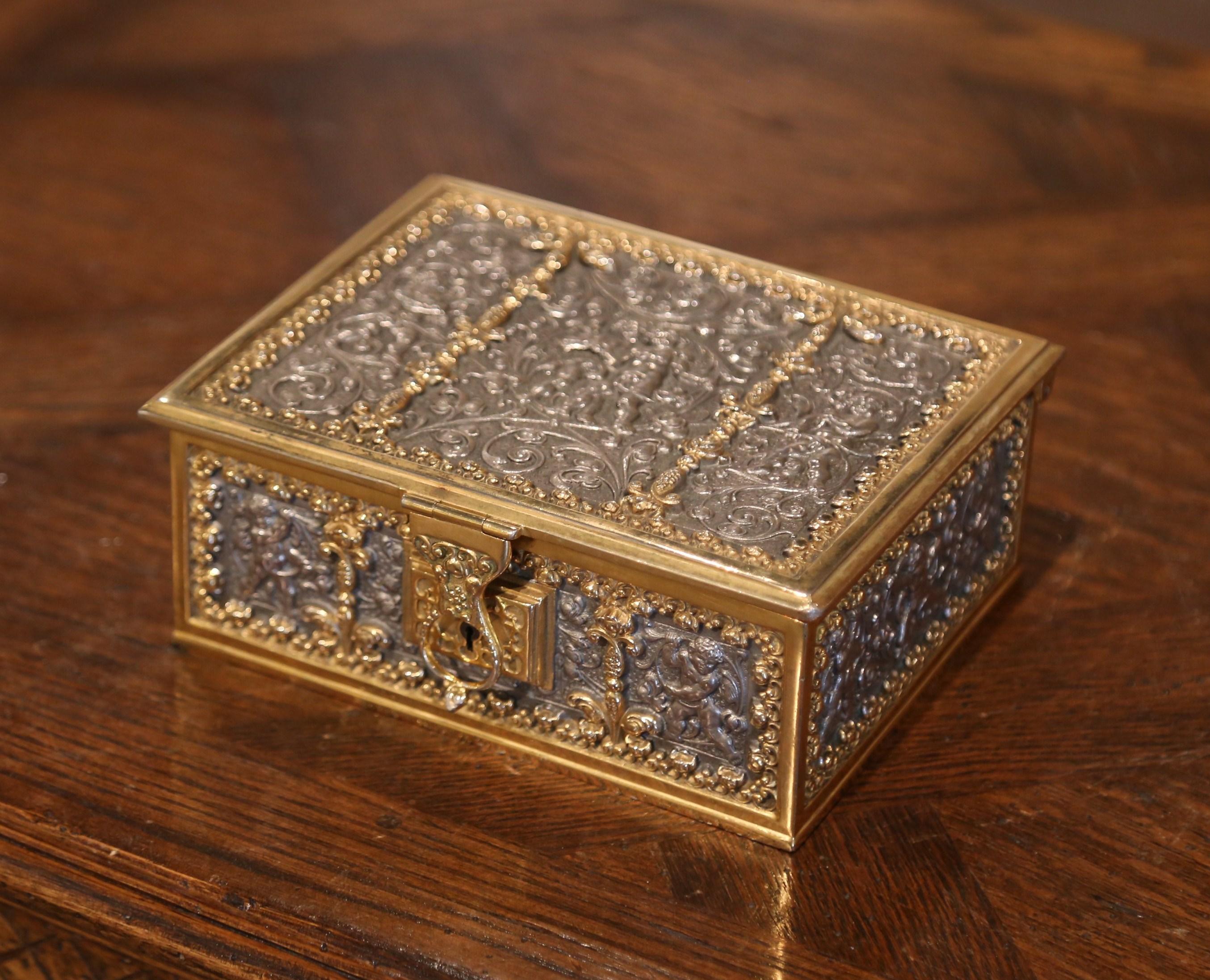 Fait main boîte à bijoux du 19ème siècle en bronze doré et étain avec décor de putti