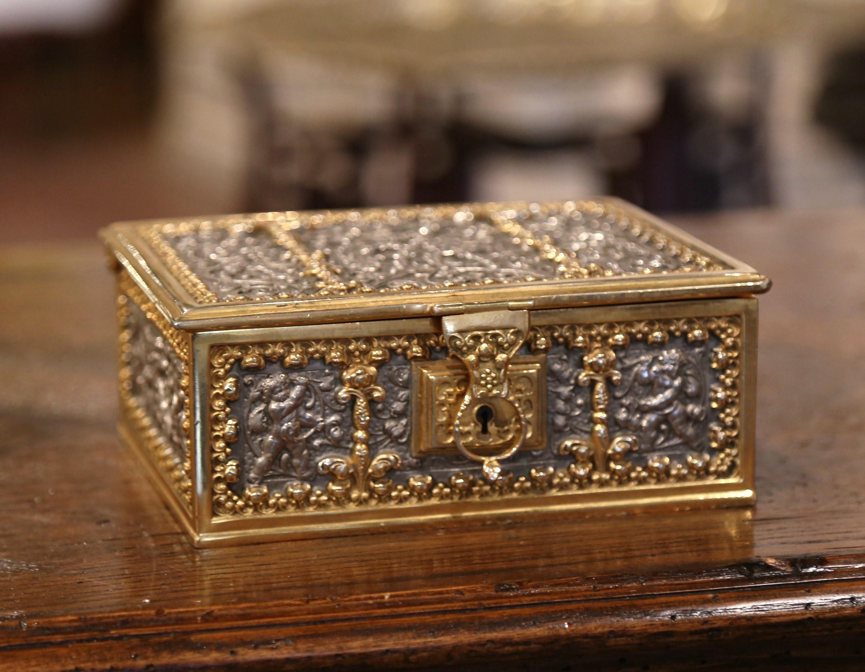 XIXe siècle boîte à bijoux du 19ème siècle en bronze doré et étain avec décor de putti