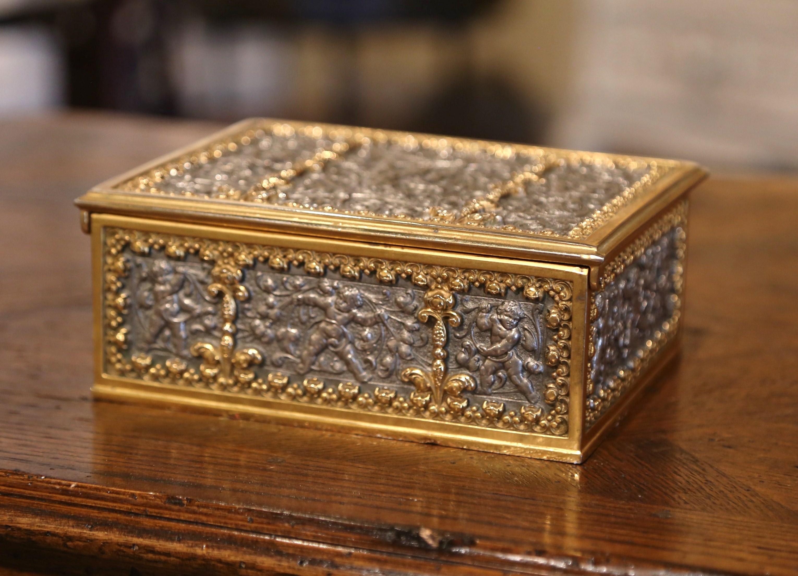 Bronze boîte à bijoux du 19ème siècle en bronze doré et étain avec décor de putti
