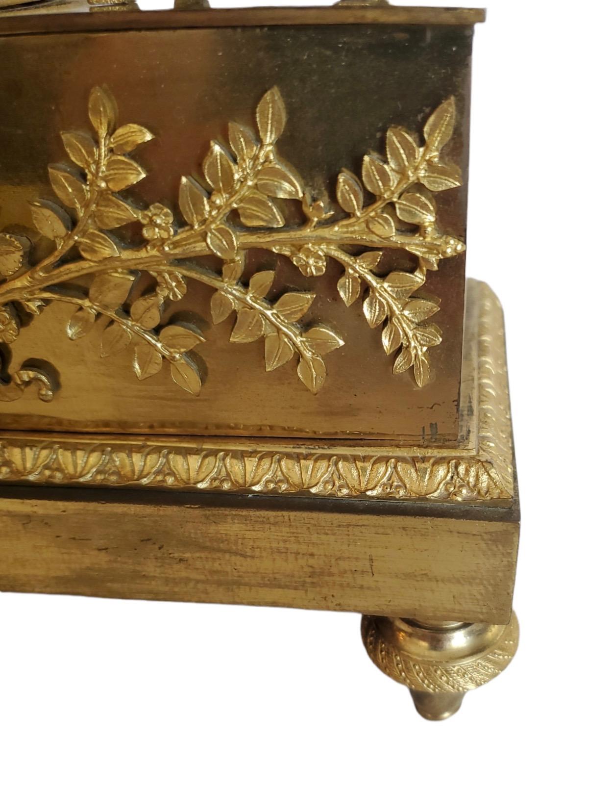 19. Jahrhundert Französisch dore Bronze Reich Uhr.  Mit Originalschlüssel.  