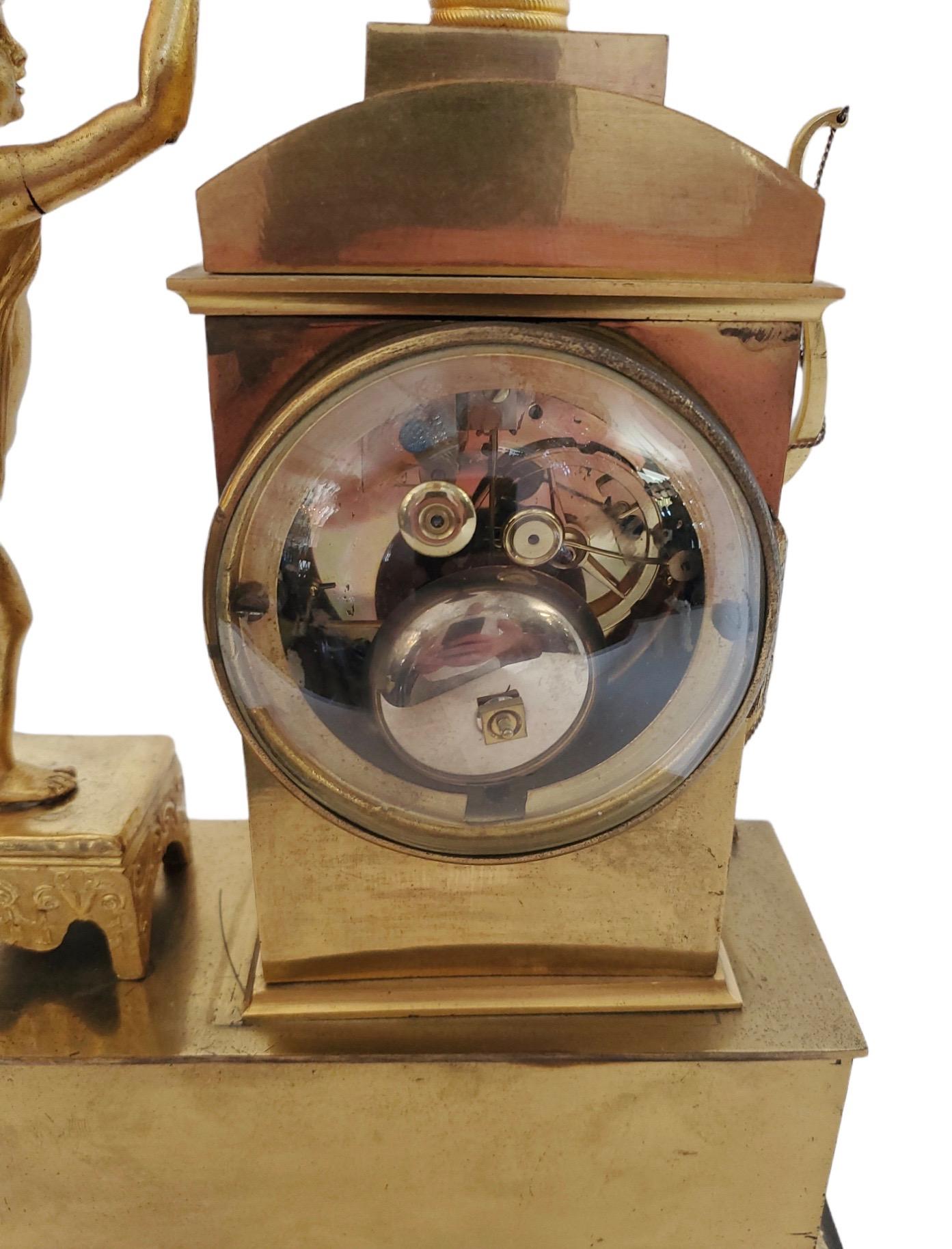 Französische Empire-Uhr aus Bronze des 19. Jahrhunderts im Zustand „Gut“ im Angebot in Los Angeles, CA