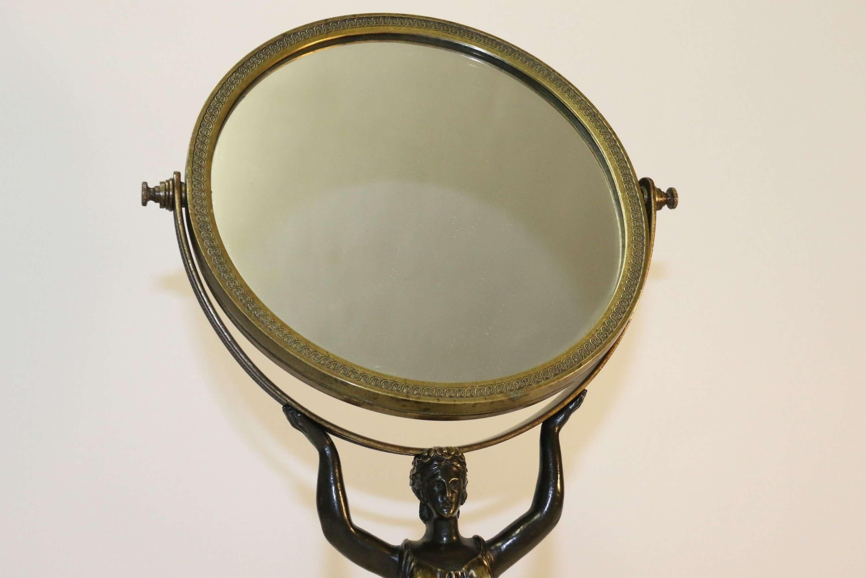 Un superbe miroir français en bronze de la période empire, vers 1820.

Ce miroir à piédestal réglable en bronze français de la période empire, superbement détaillé, est destiné à être utilisé sur une coiffeuse ou une commode. Il date d'environ