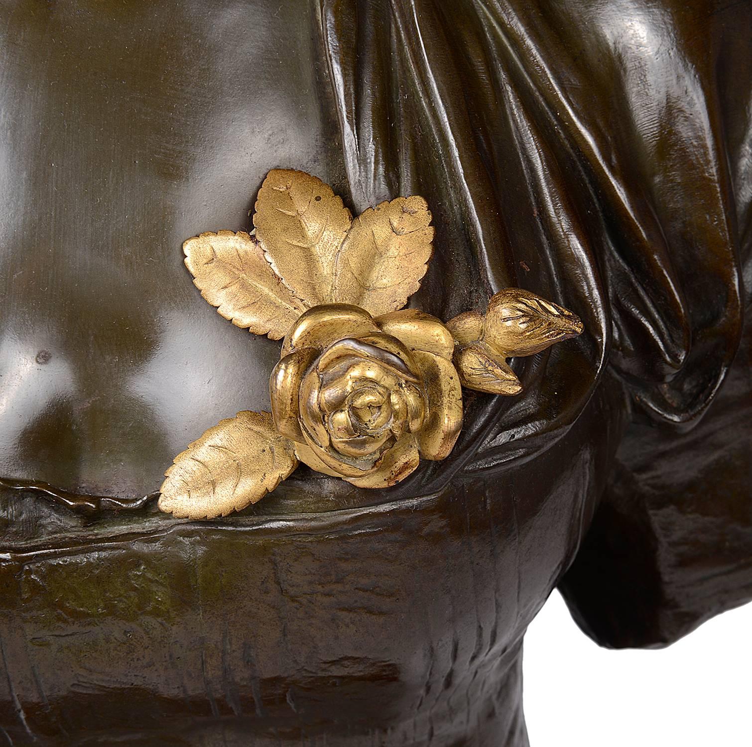 Buste en bronze de très bonne qualité, datant du XIXe siècle, représentant une jolie jeune fille coiffée d'un bonnet, avec une fleur dorée, monté sur un socle en marbre rouge avec des moulures en bronze doré.
Signé EUGENE LAURENT (1832-1898).