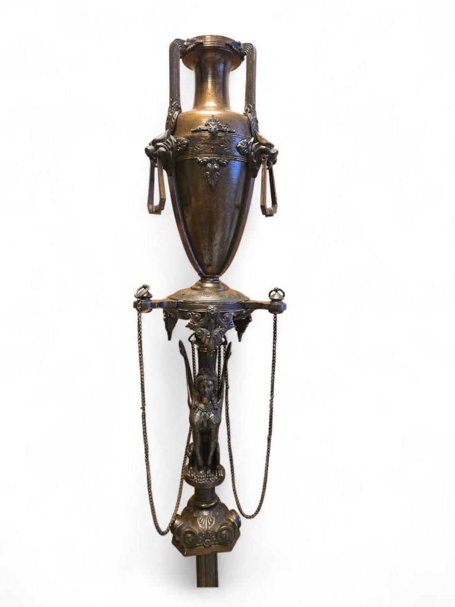 Exquis lampadaire français en bronze du XIXe siècle, attribué au célèbre Ferdinand Barbedienne et probablement conçu par Henry Cahieux spécialement pour l'emblématique Exposition universelle de Paris en 1855.

Ce lampadaire présente un magnifique
