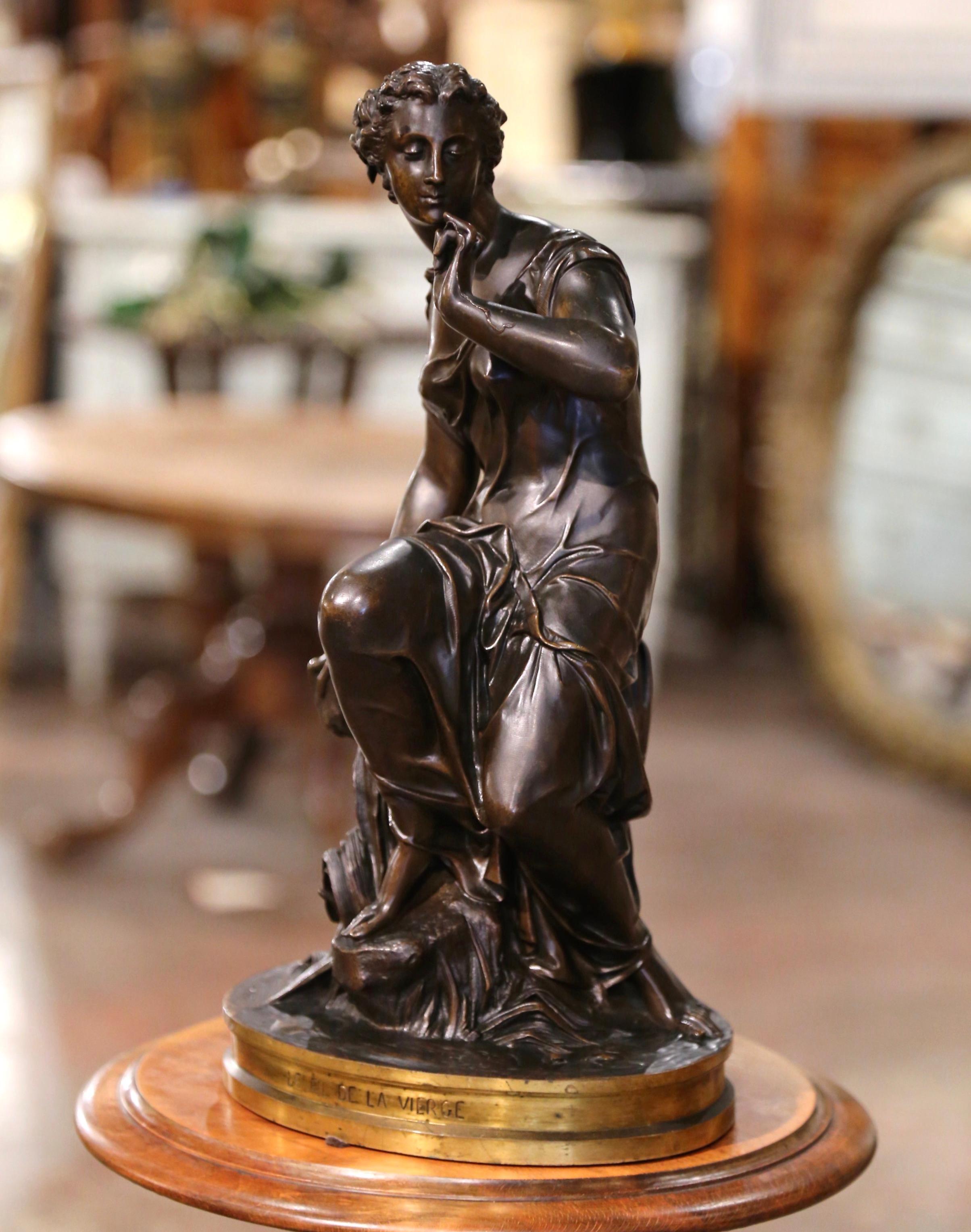 Decora un ufficio, uno studio o un ufficio con questa elegante figura di donna in bronzo antico. Realizzata a mano in Francia intorno al 1870 e intitolata 