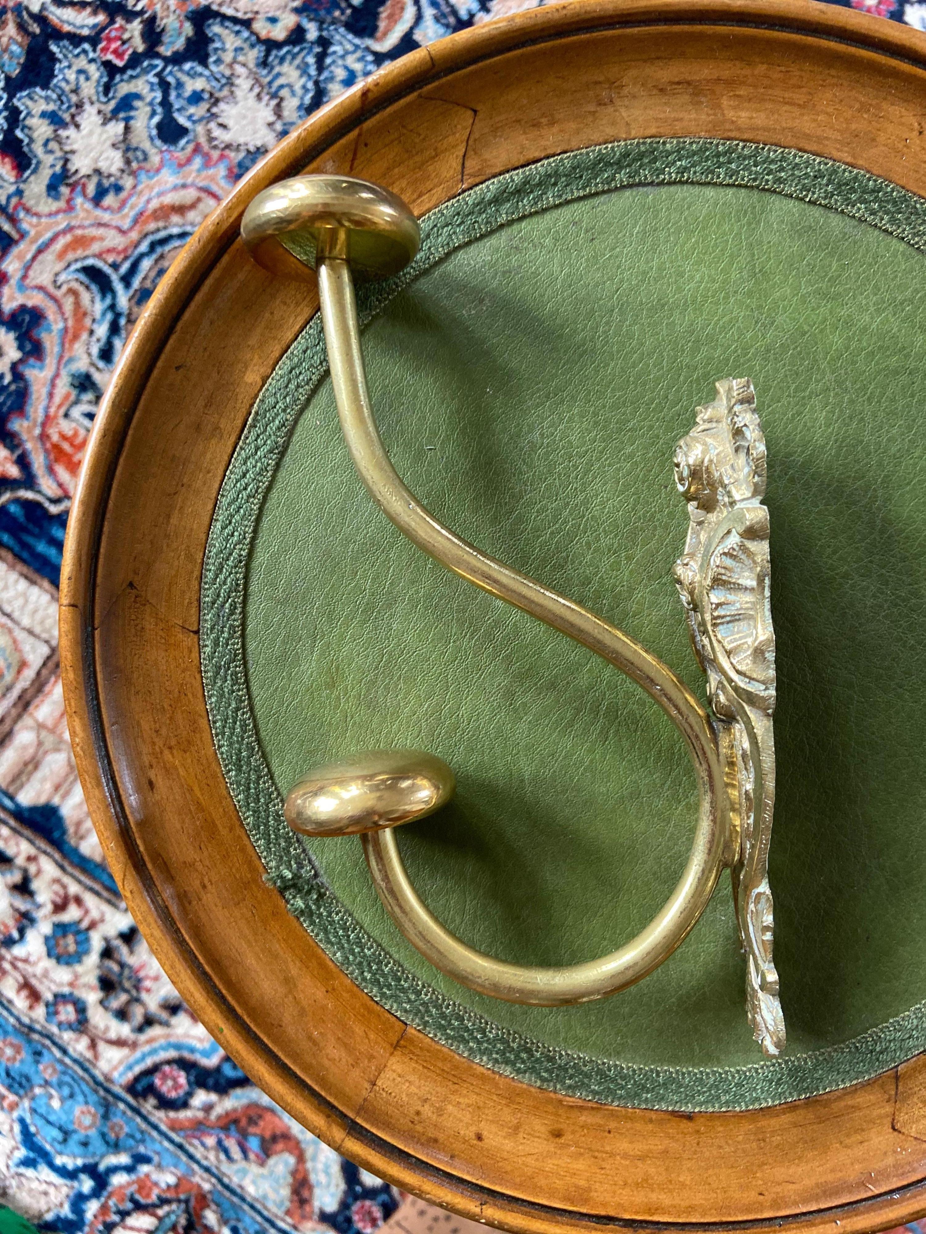 Français Crochet pour manteau ou serviette en bronze décoré à la main du 19ème siècle français en vente