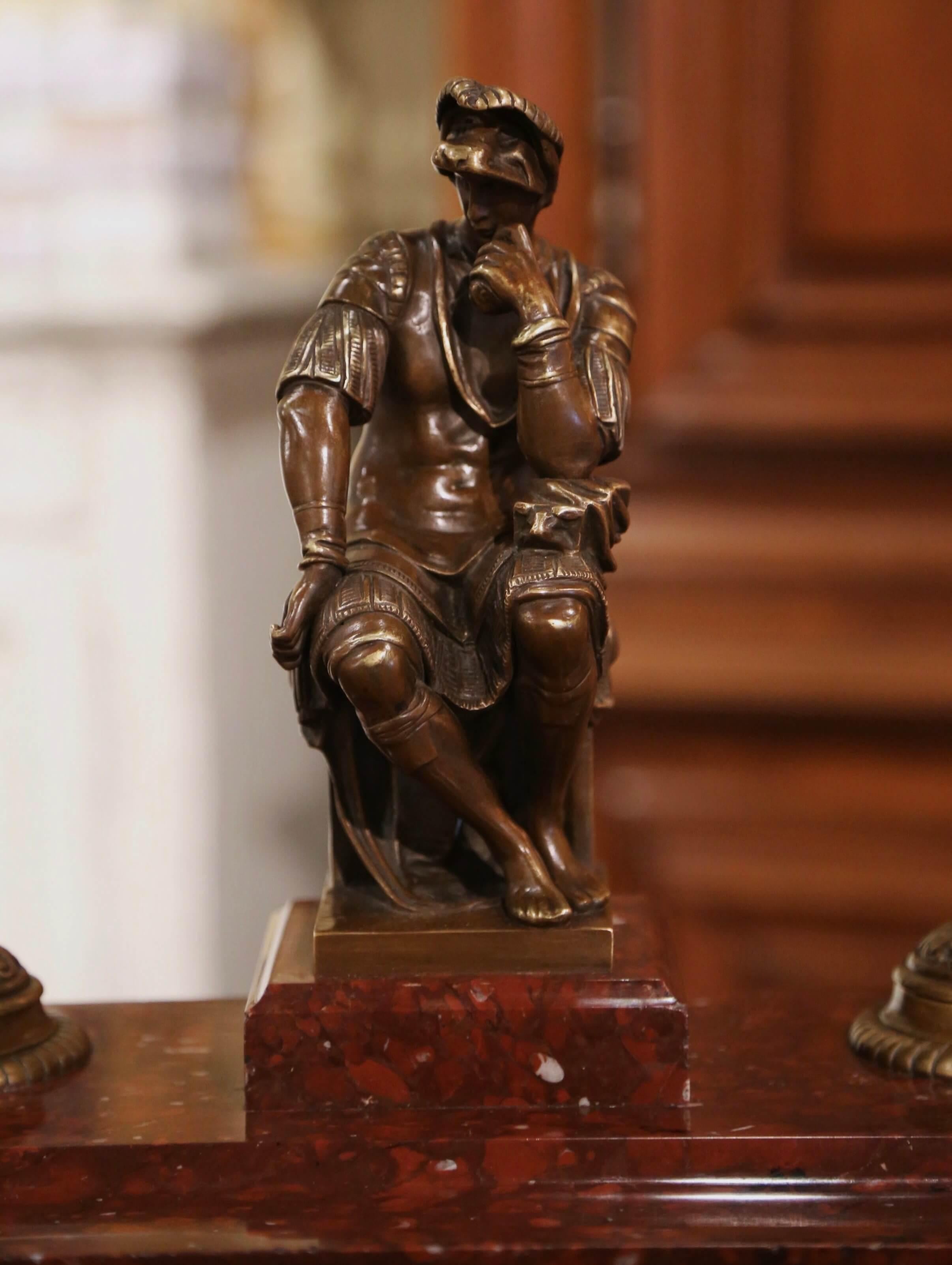 Encrier français du 19ème siècle en bronze avec figure romaine sur socle en marbre brun en vente 1
