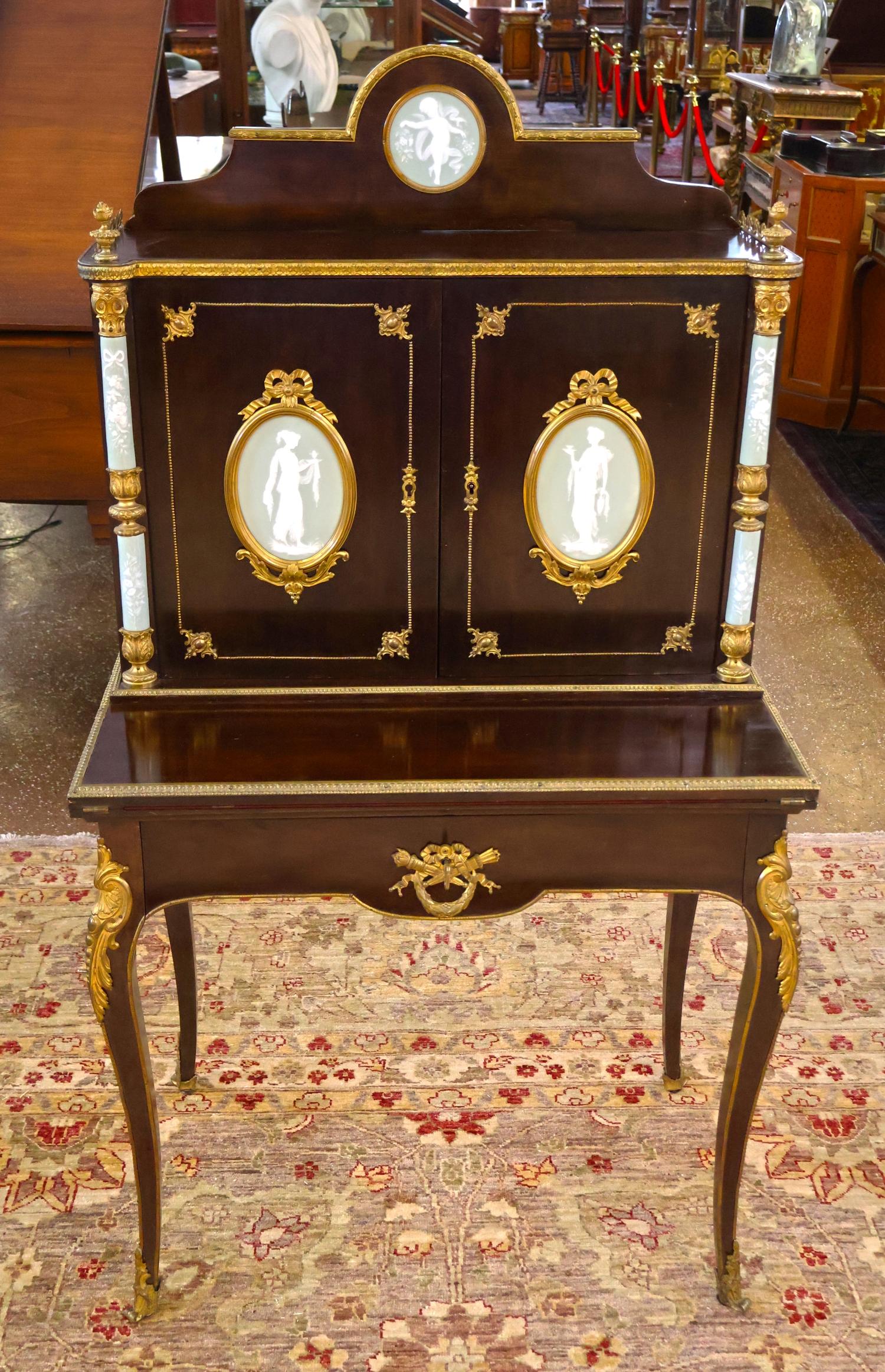 19. Jahrhundert Ebenholz Bronze Jaspisware Damen Schreibtisch Attr zu Charles Guillame Diehl

Abmessungen: 32