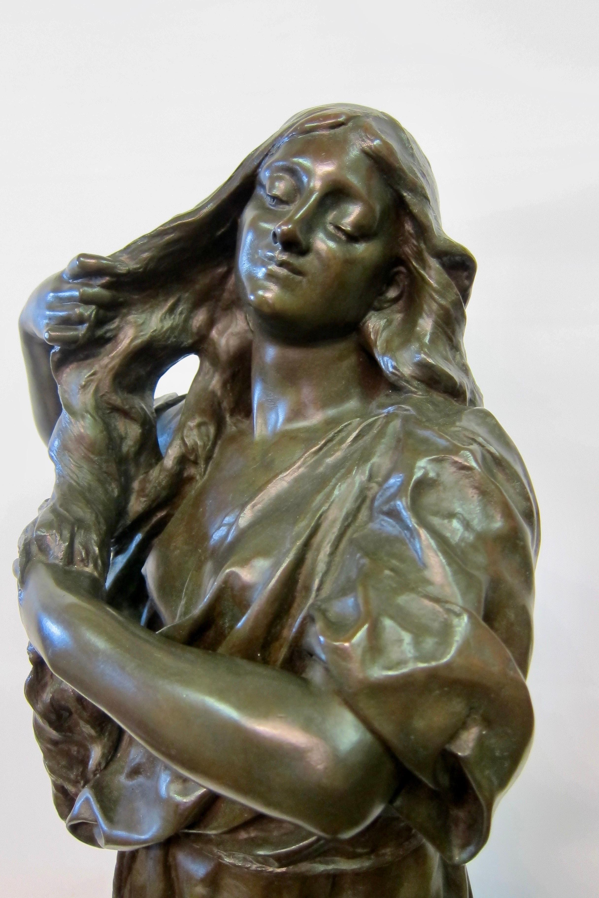 19th Century French Bronze Lady Washing Her Hair In Good Condition In Bronx, NY