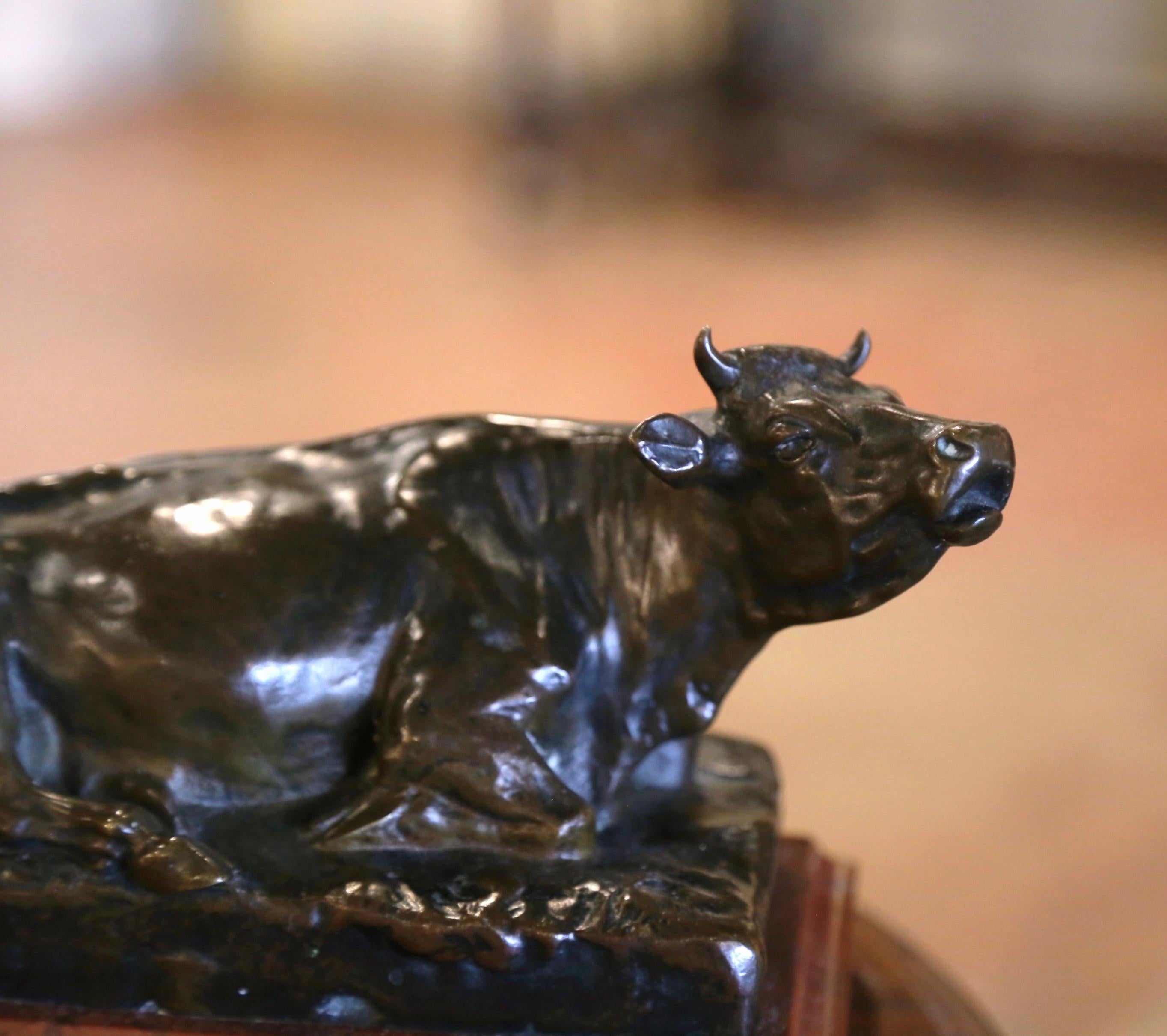 Escultura francesa de bronce del siglo XIX Vaca echada sobre base de mármol Firmada R. Bonheur Francés en venta