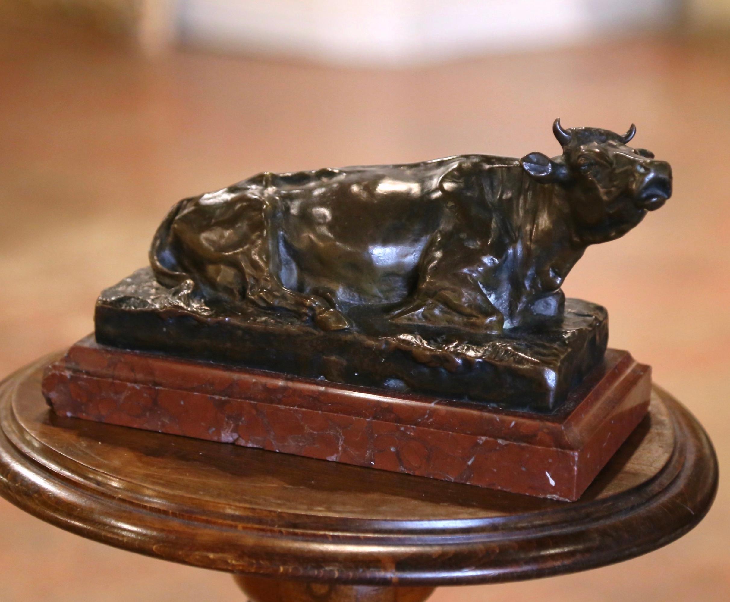 Escultura francesa de bronce del siglo XIX Vaca echada sobre base de mármol Firmada R. Bonheur Patinado en venta