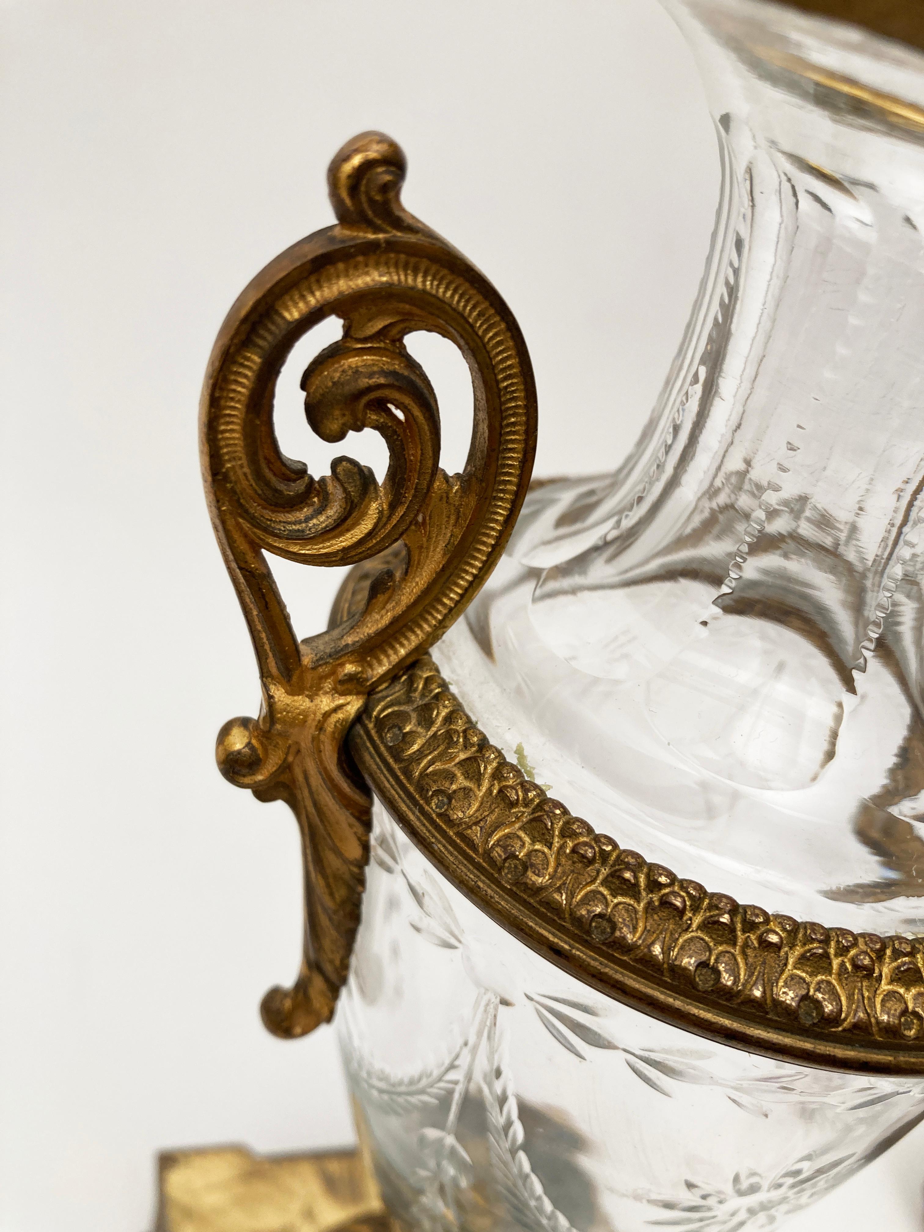 Empire Paire d'urnes françaises du 19ème siècle en bronze, métal et cristal  Attribué à Baccarat  en vente