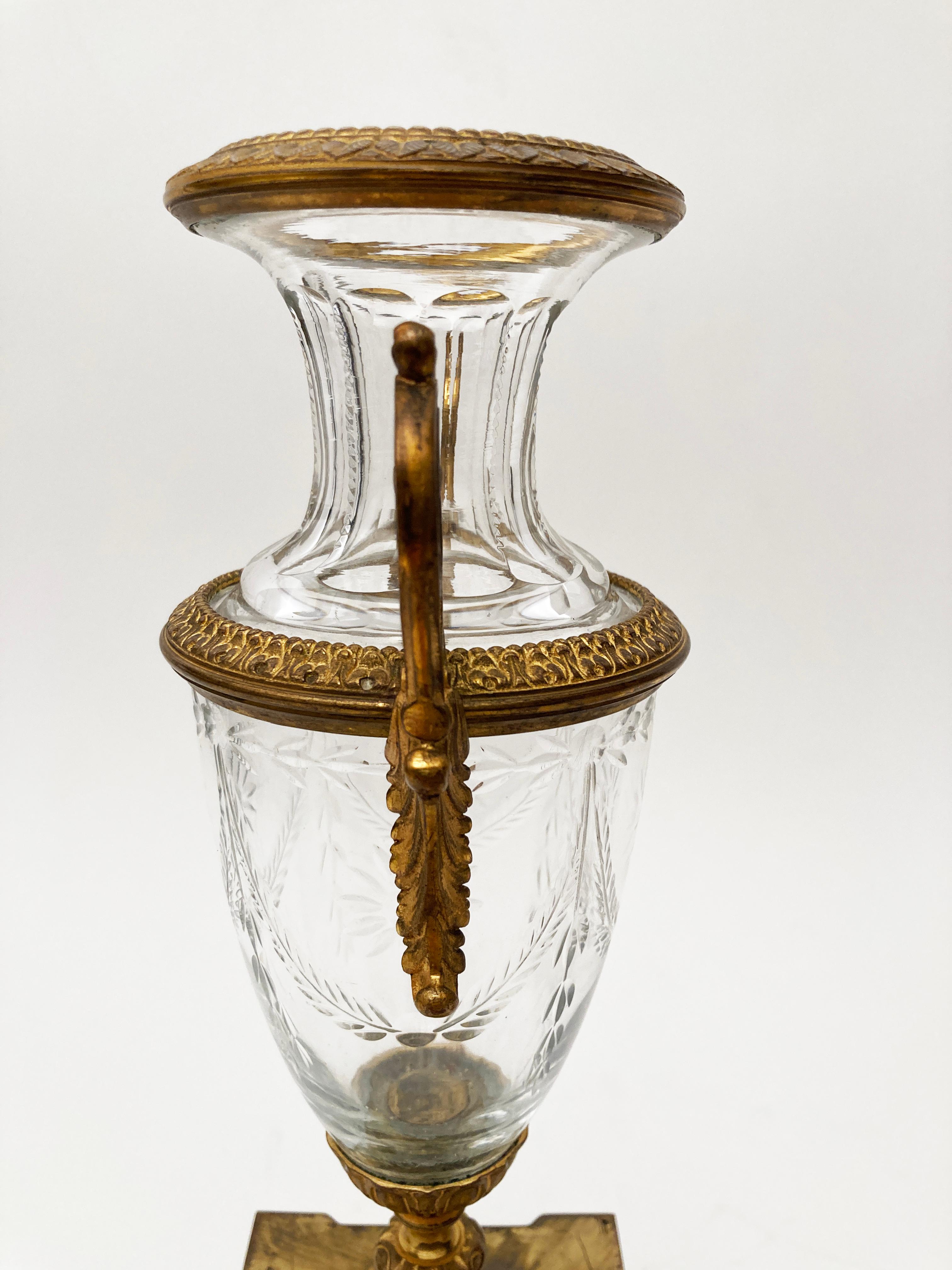 Poli Paire d'urnes françaises du 19ème siècle en bronze, métal et cristal  Attribué à Baccarat  en vente