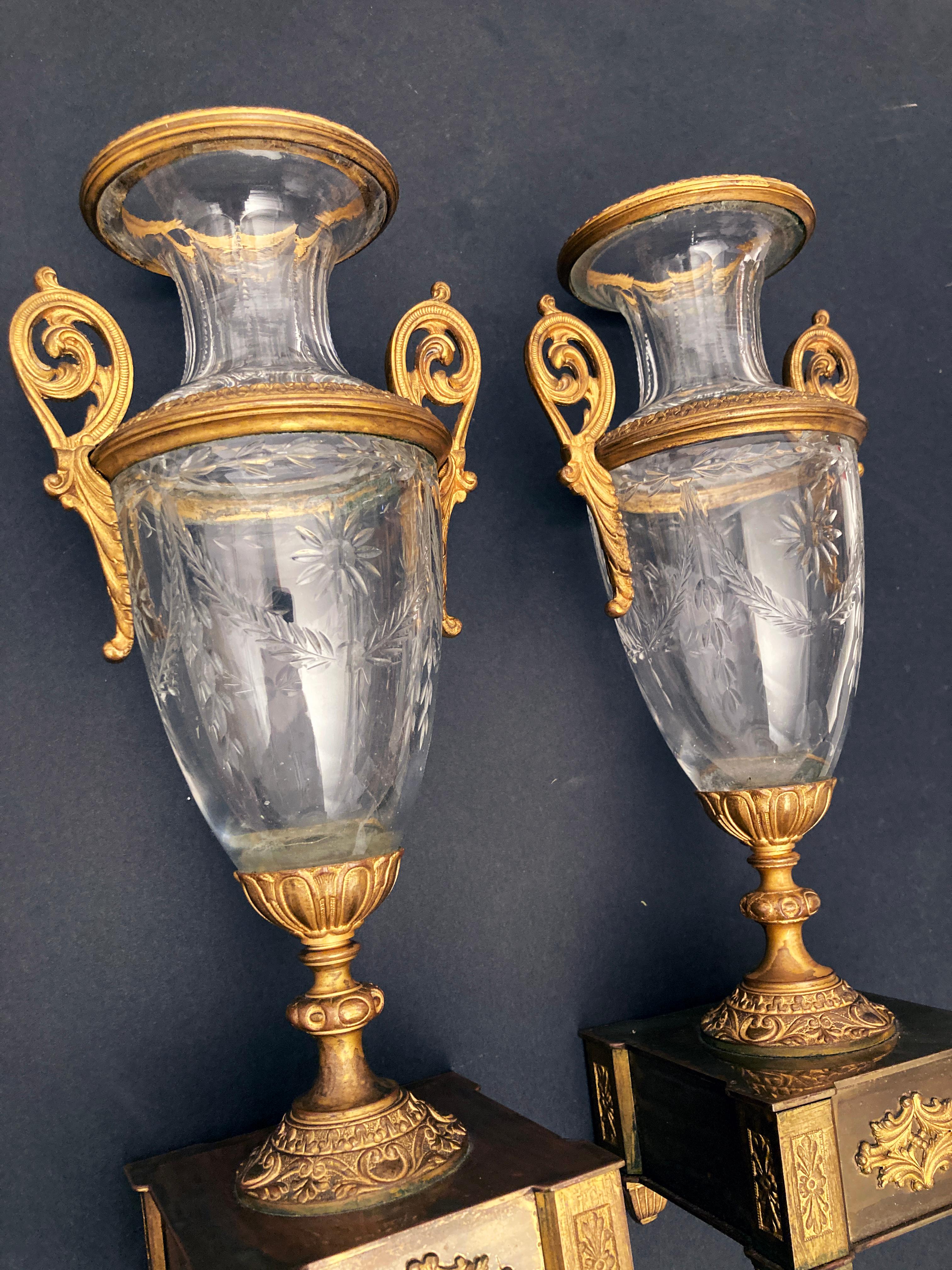 XIXe siècle Paire d'urnes françaises du 19ème siècle en bronze, métal et cristal  Attribué à Baccarat  en vente