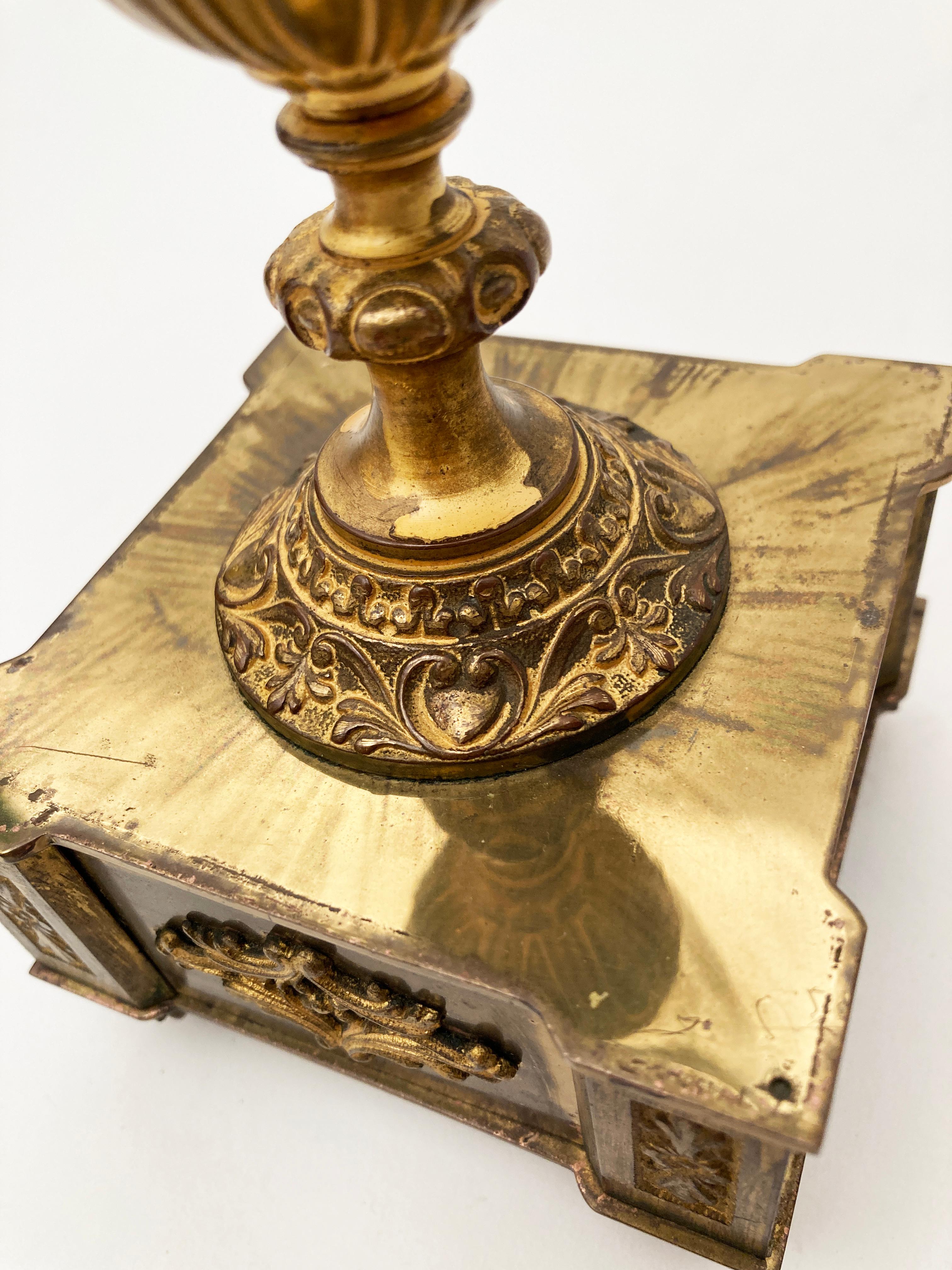 Französische Urne aus Bronze, Metall und Kristall des 19. Jahrhunderts, Paar  Baccarat zugeschrieben  im Angebot 4