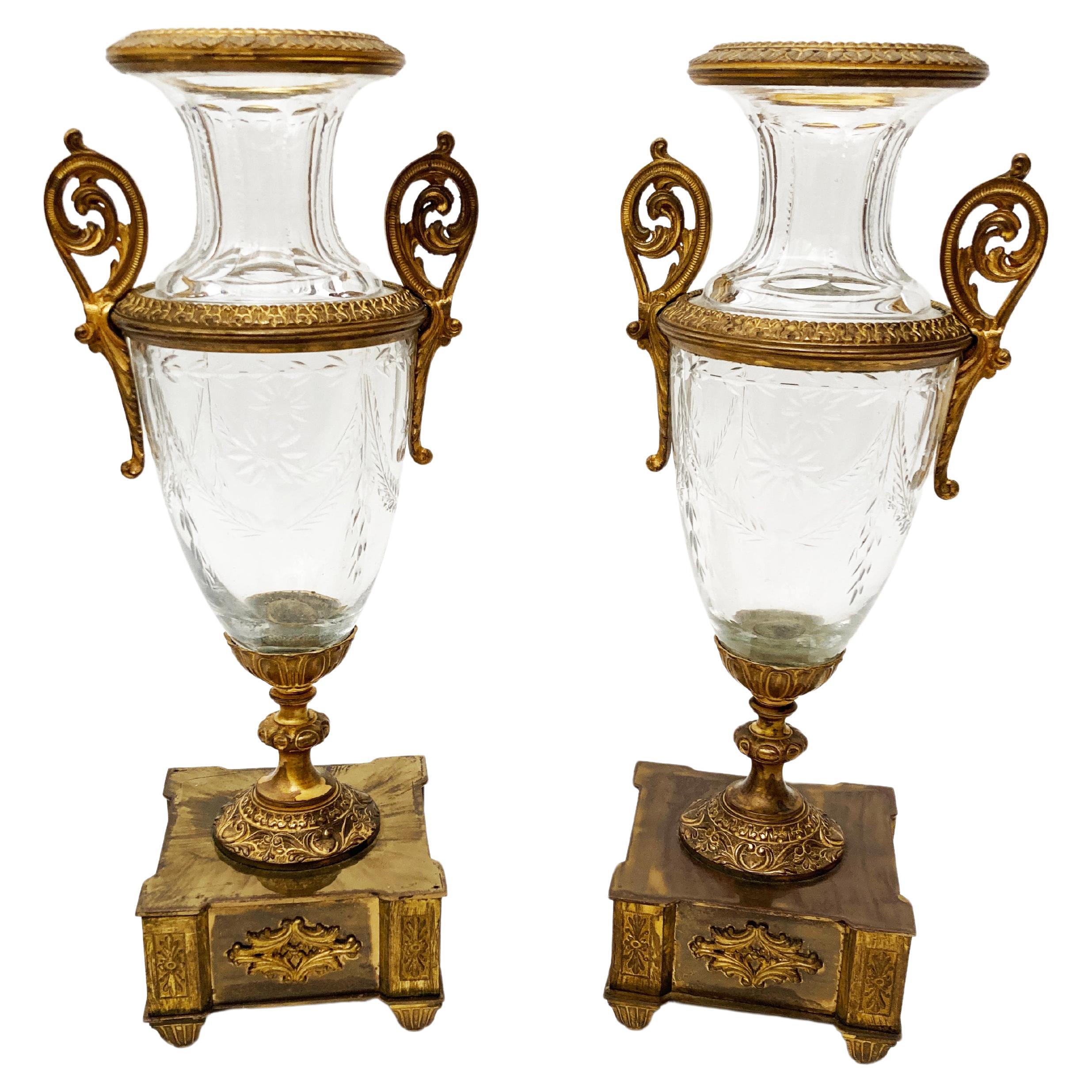 Paire d'urnes françaises du 19ème siècle en bronze, métal et cristal  Attribué à Baccarat  en vente