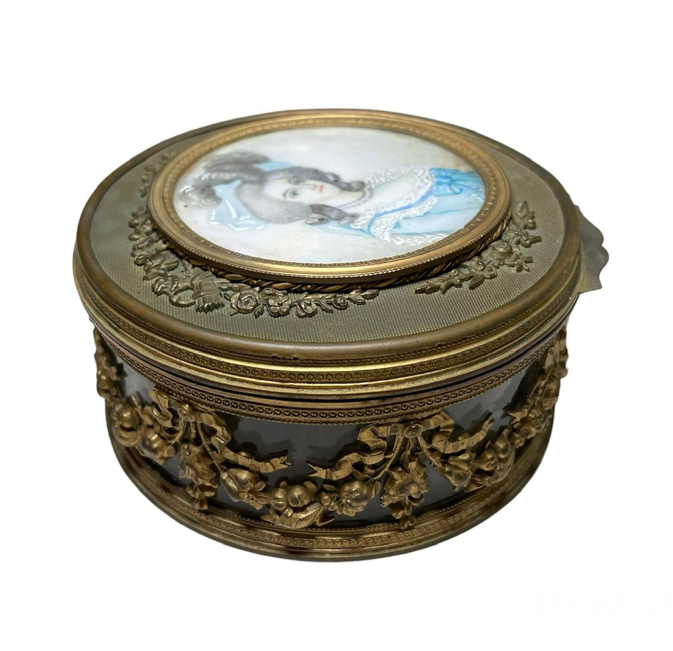 19th Century French Bronze Metal Overlay Vanity Powder Glass Jar For Sale 8