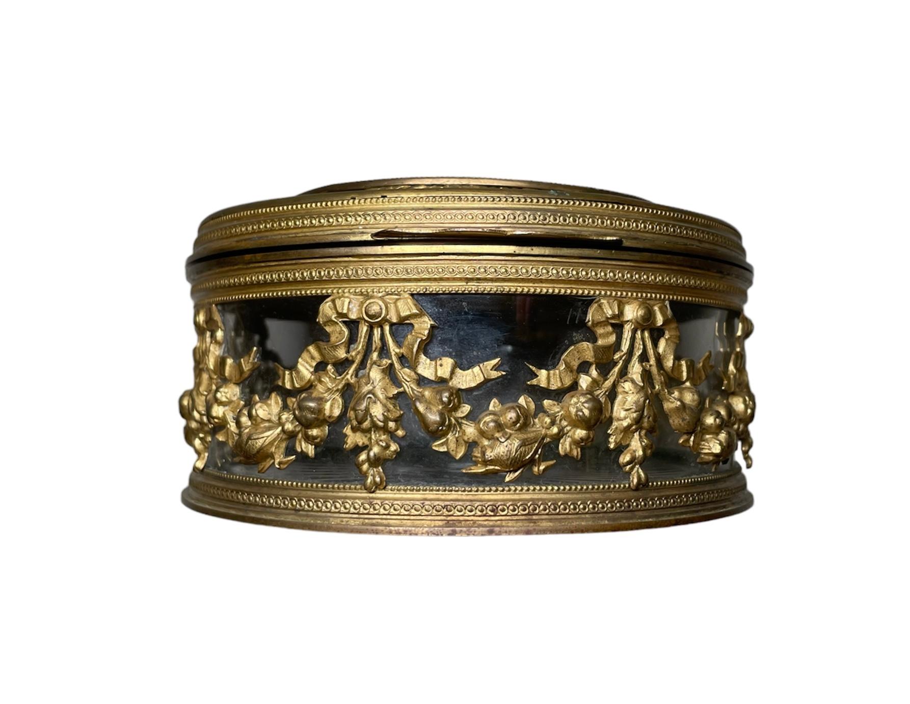 Vanité en bronze français du 19e siècle, avec incrustation de métal Poudrier en verre en vente 7