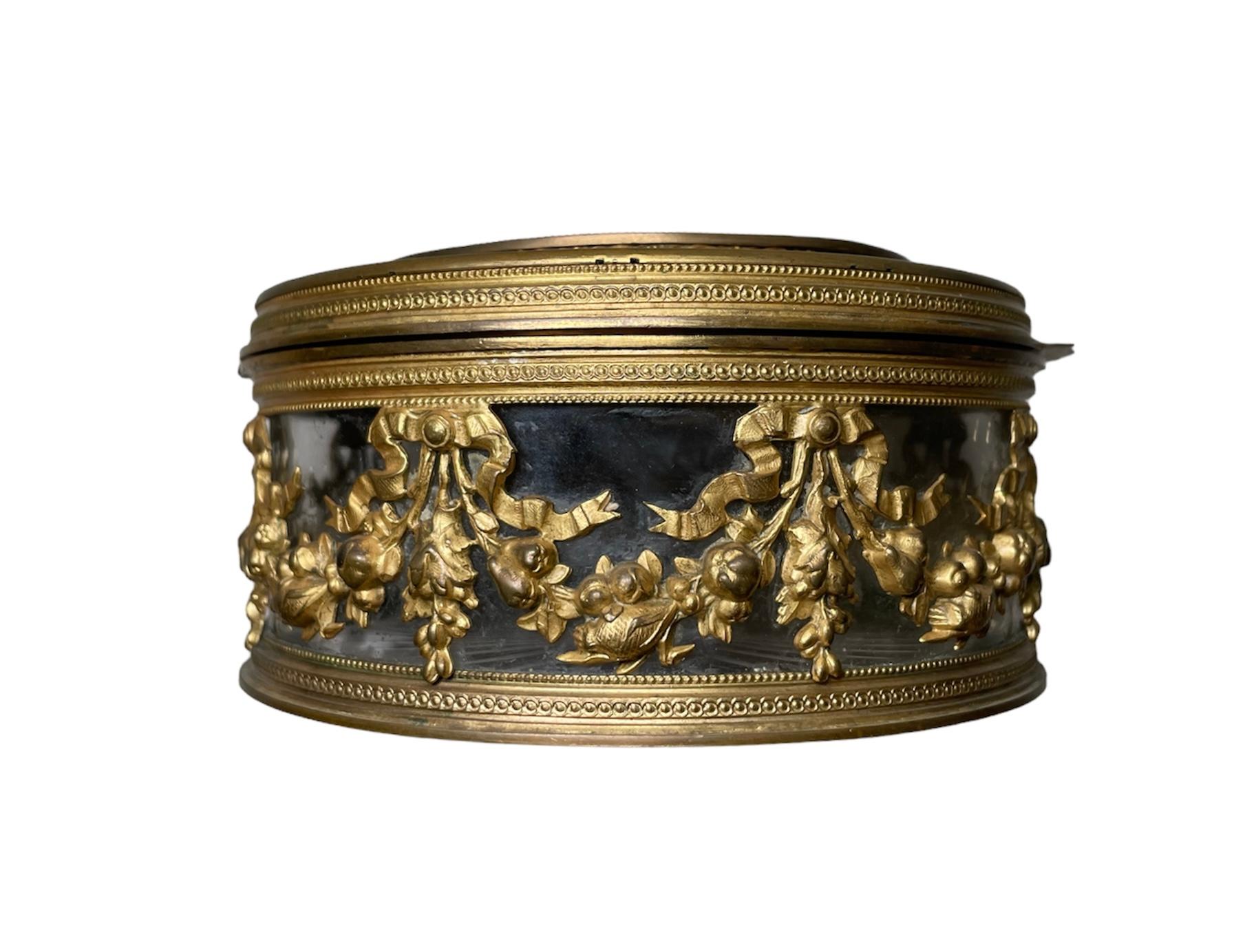 Belle Époque 19th Century French Bronze Metal Overlay Vanity Powder Glass Jar For Sale