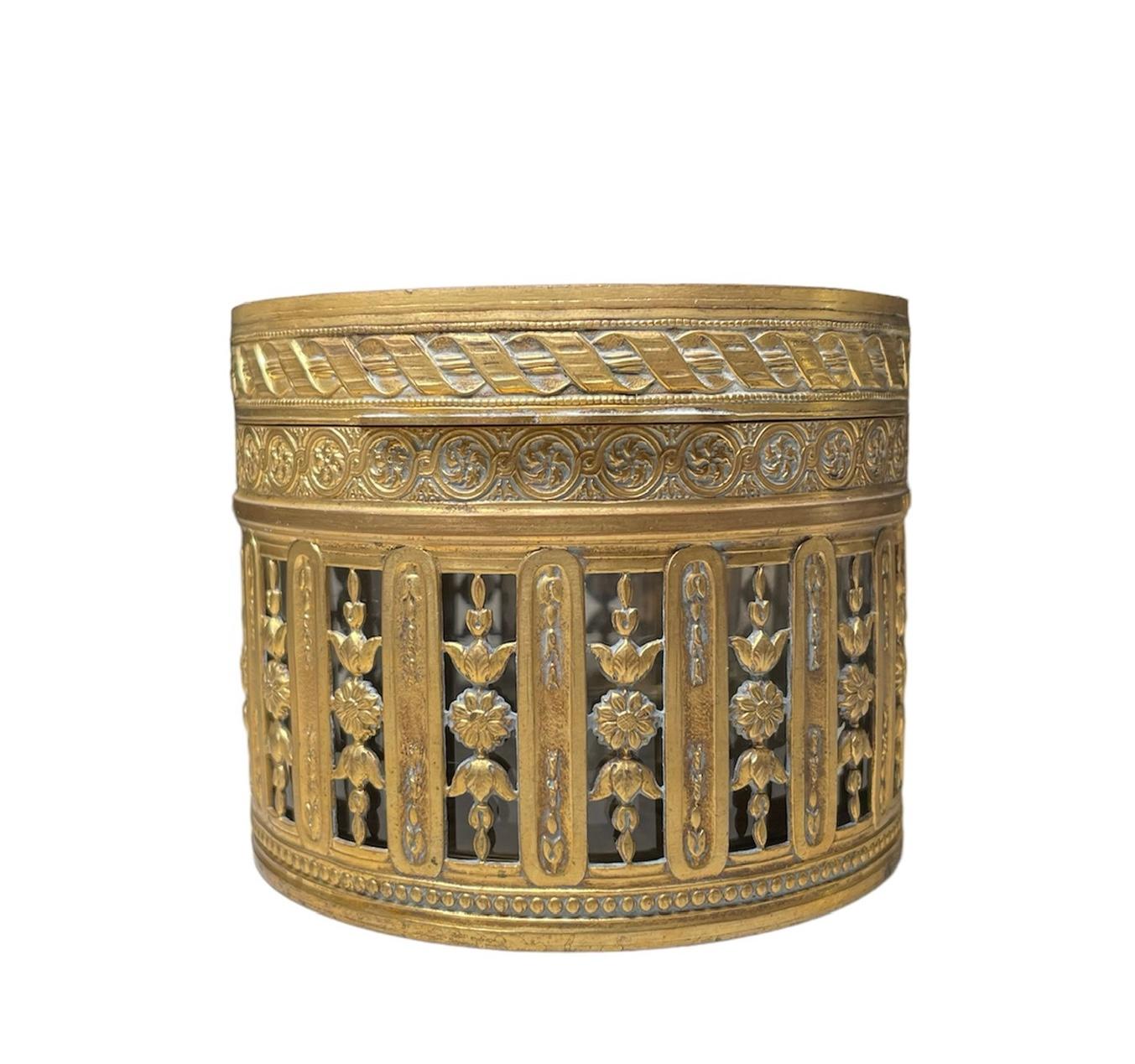 19th Century French Bronze Metal Overlayed Vanity Powder/Jewelry Glass Jar/Box For Sale 5