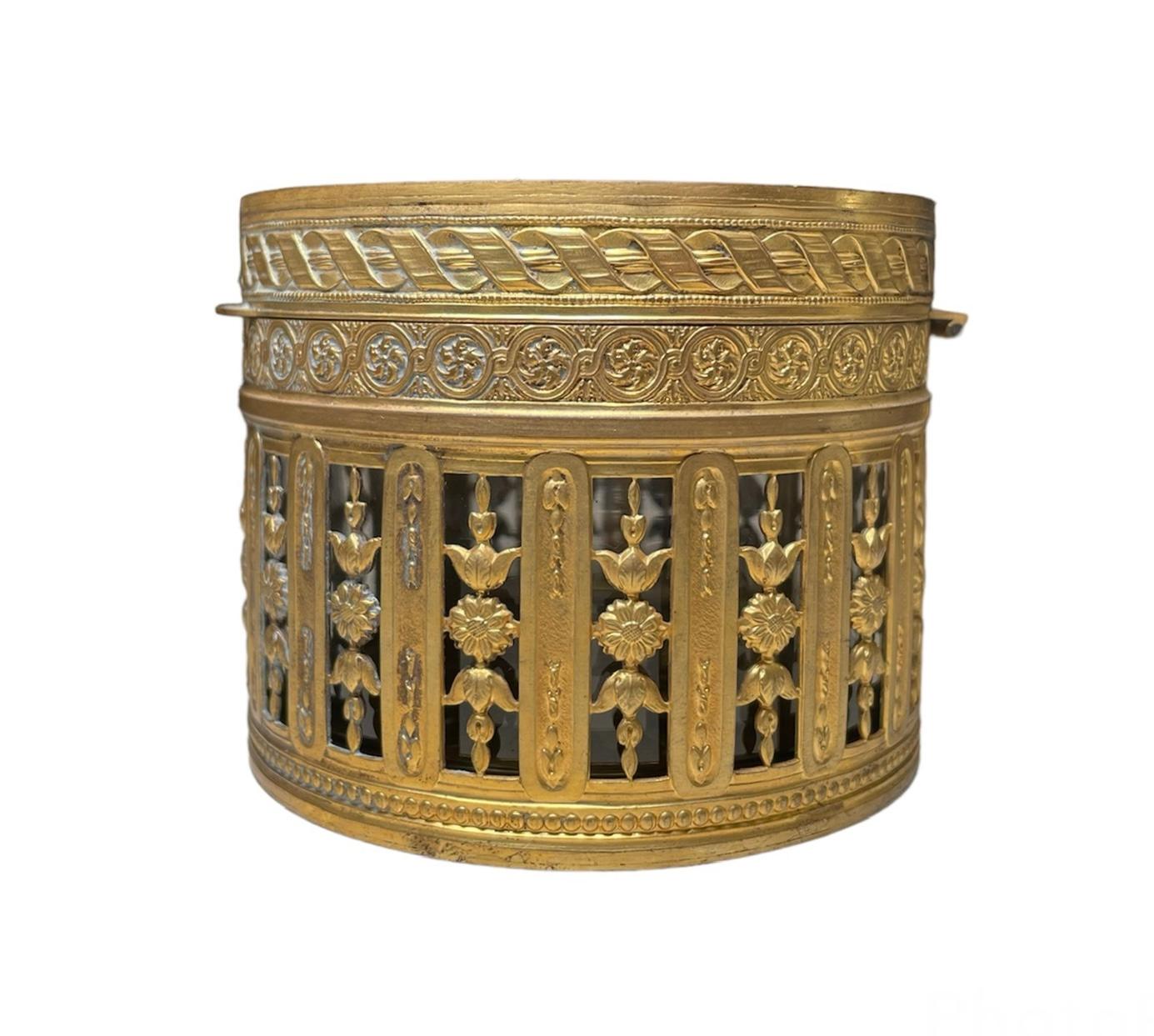 19th Century French Bronze Metal Overlayed Vanity Powder/Jewelry Glass Jar/Box For Sale 6