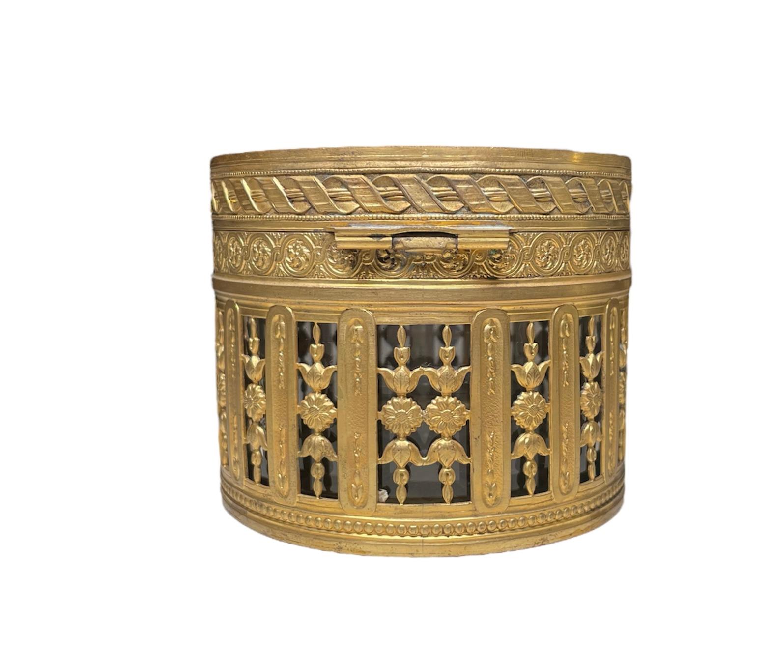 19th Century French Bronze Metal Overlayed Vanity Powder/Jewelry Glass Jar/Box For Sale 7