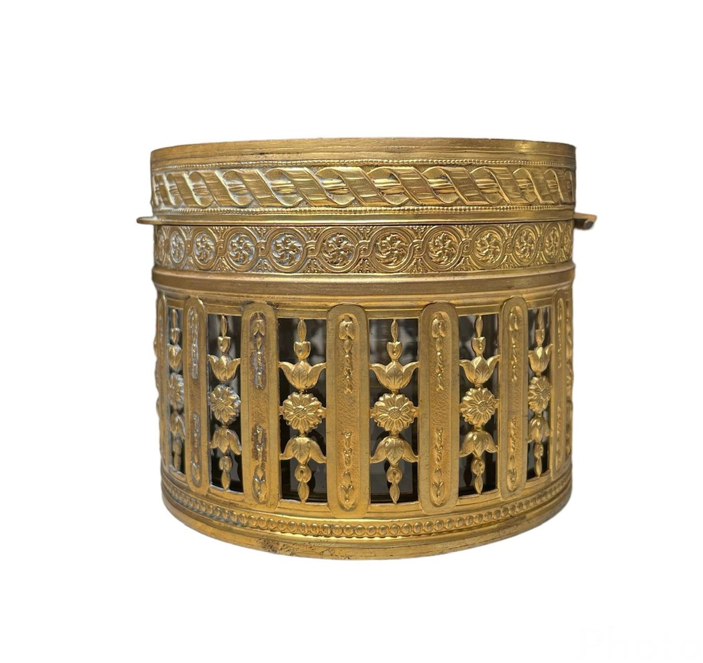19th Century French Bronze Metal Overlayed Vanity Powder/Jewelry Glass Jar/Box For Sale 8