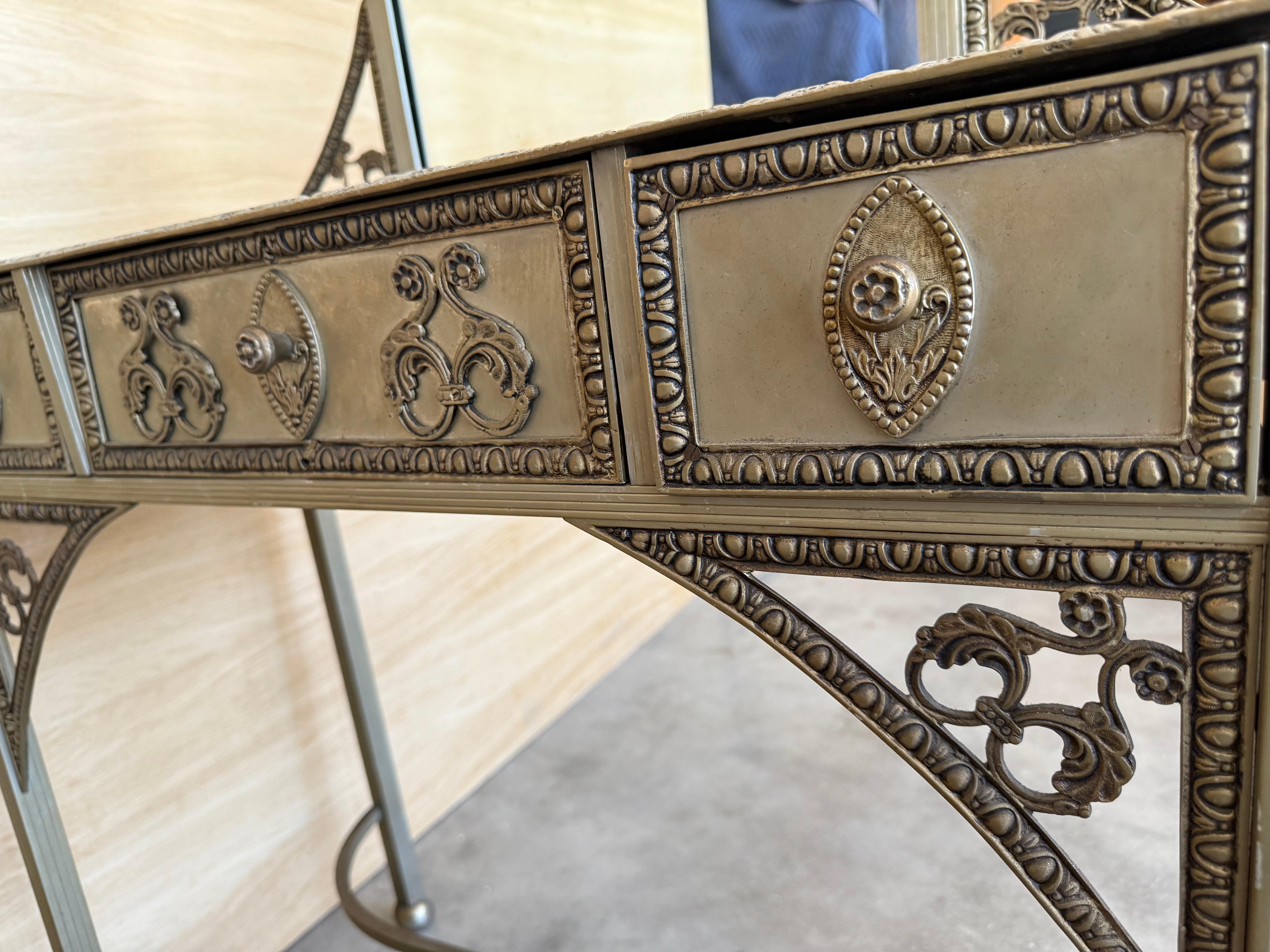 Tavolino da toeletta o Vanity con specchio in bronzo francese del XIX secolo in vendita 7