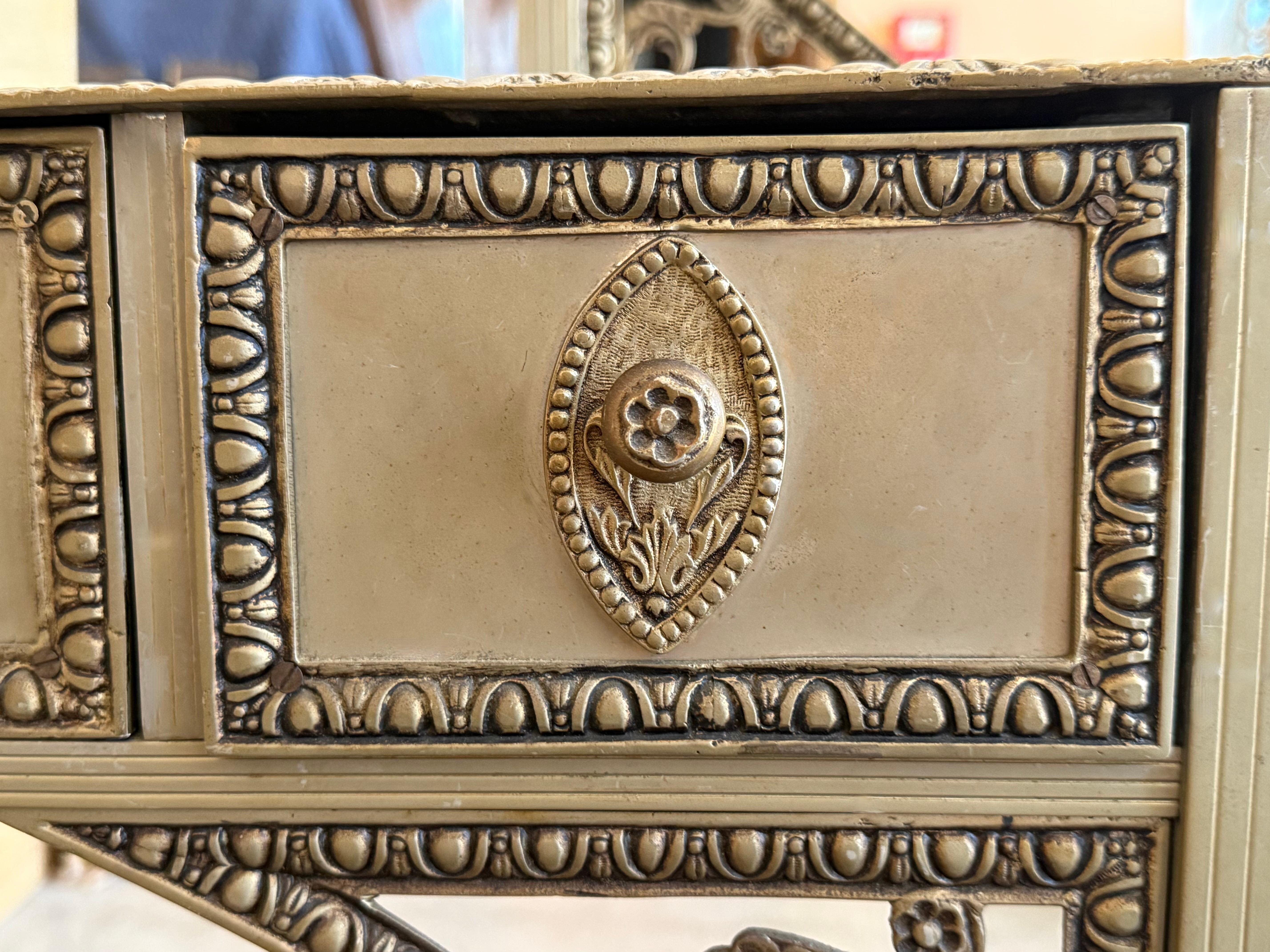 Tavolino da toeletta o Vanity con specchio in bronzo francese del XIX secolo in vendita 11