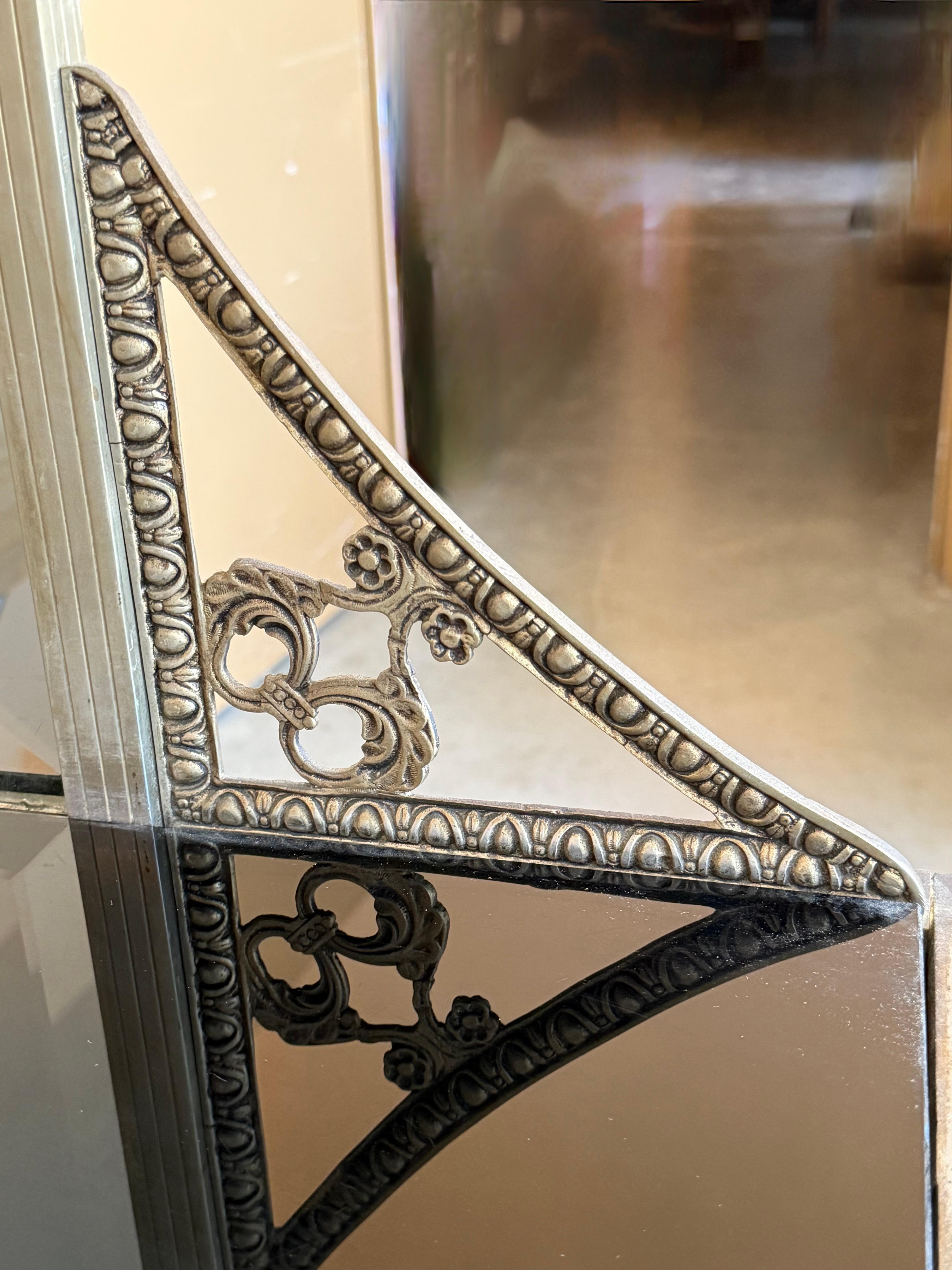 Tavolino da toeletta o Vanity con specchio in bronzo francese del XIX secolo in vendita 12