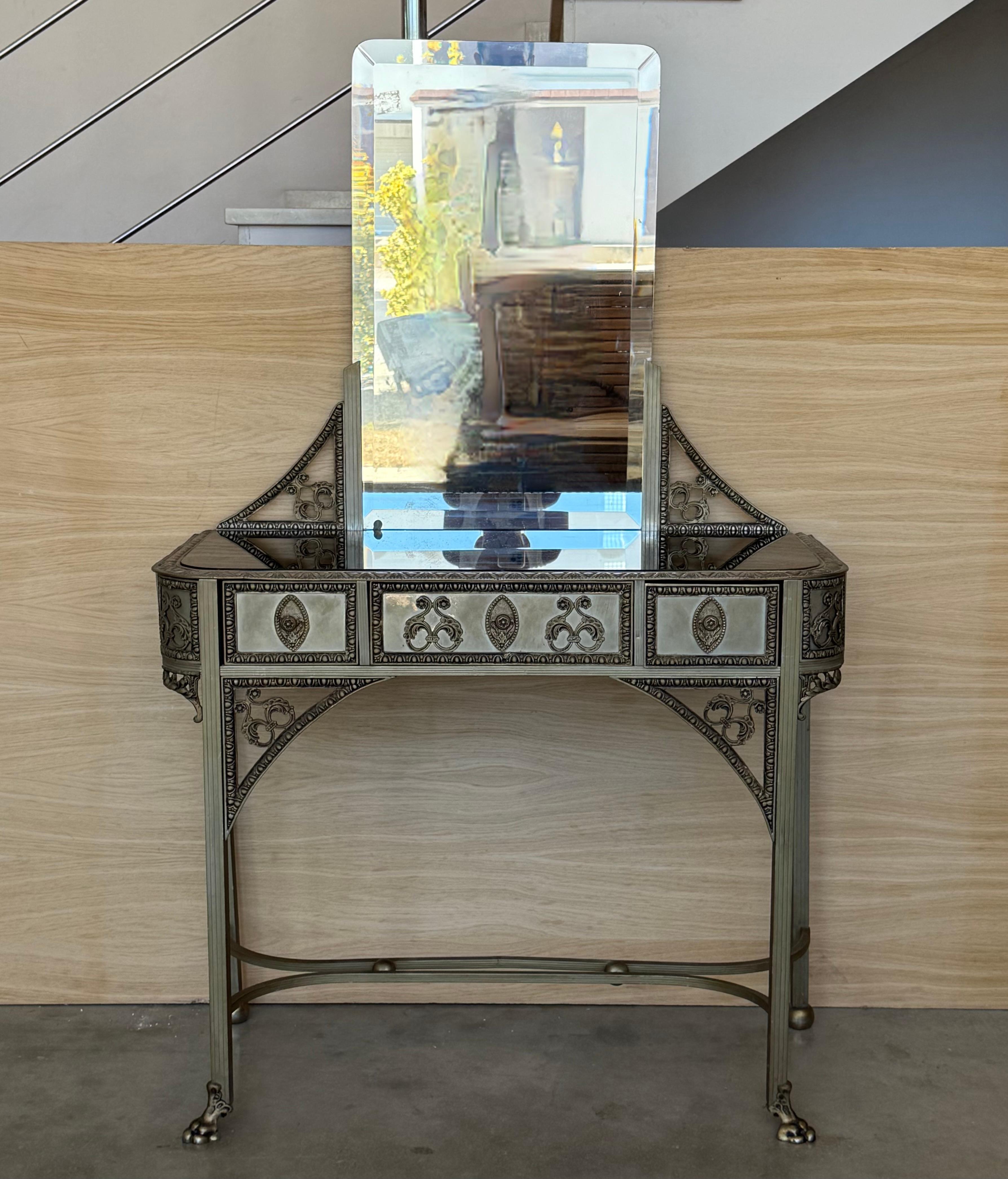 Il piano rettangolare con angoli arrotondati e un piano a specchio, montato con un bronzo girevole ovale decorato a fogliame e sormontato da una corona floreale e da un nodo a nastro, è sollevato su gambe a reed unite da una barella intrecciata e