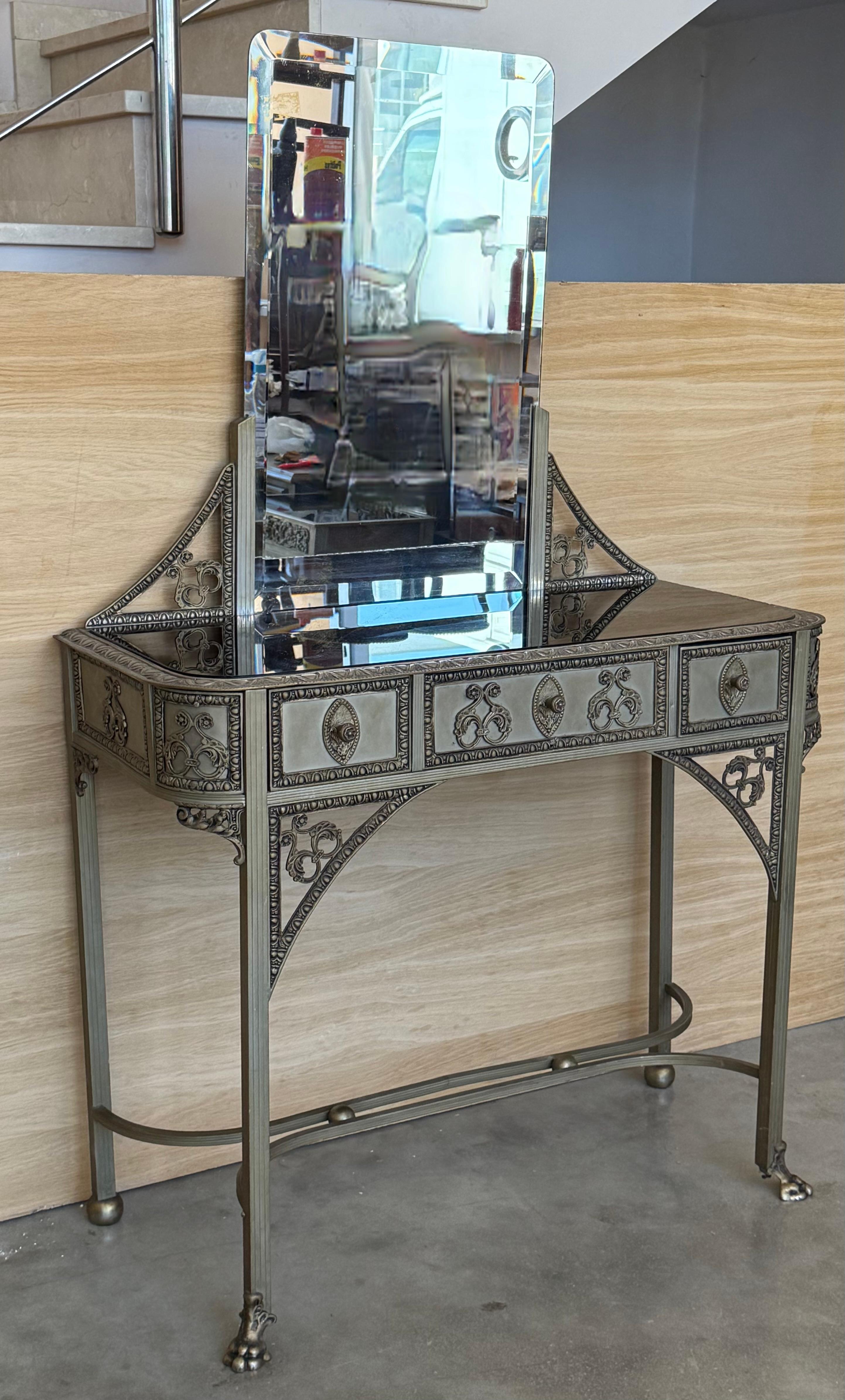 Francese Tavolino da toeletta o Vanity con specchio in bronzo francese del XIX secolo in vendita