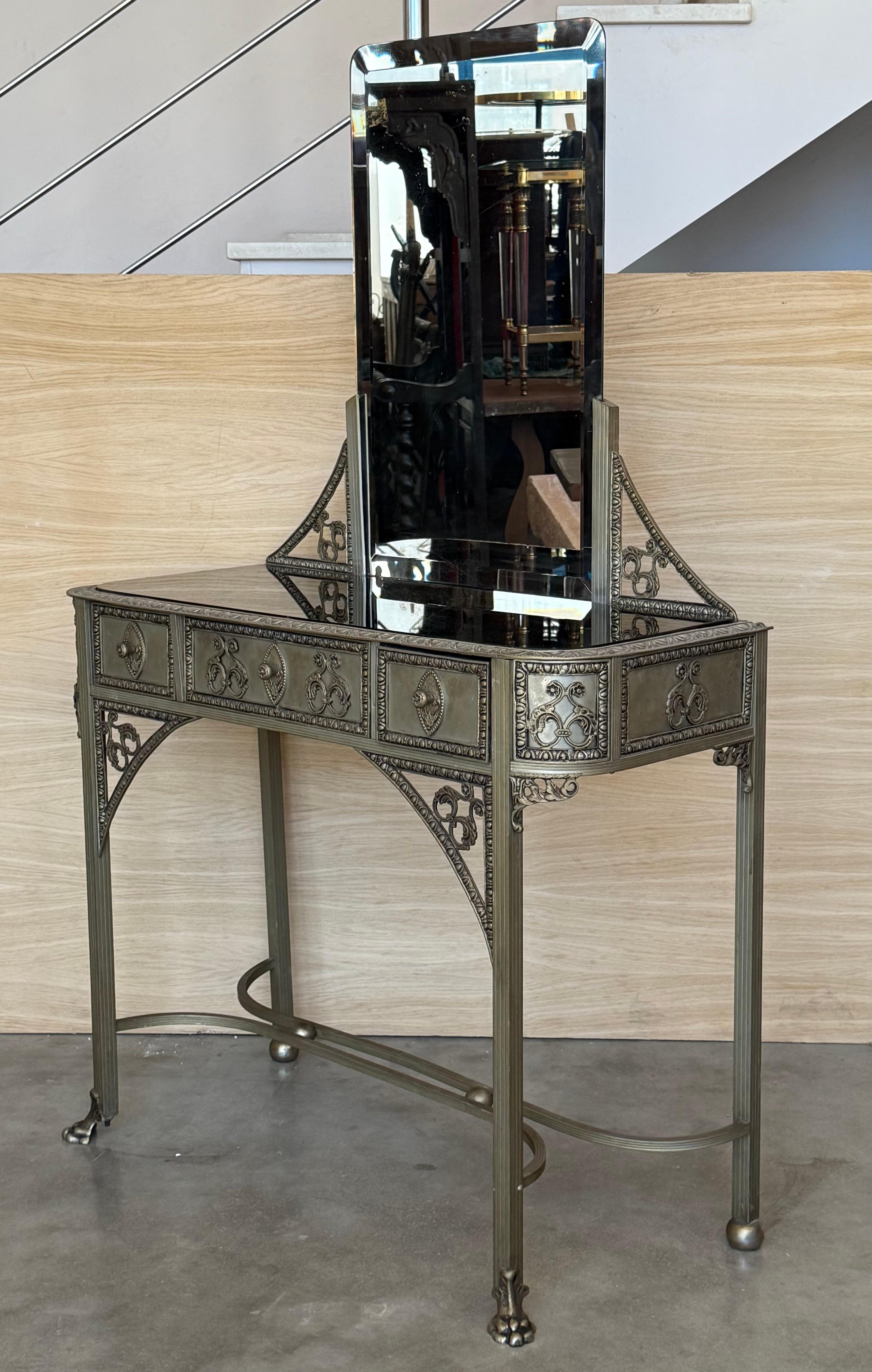Ottone Tavolino da toeletta o Vanity con specchio in bronzo francese del XIX secolo in vendita