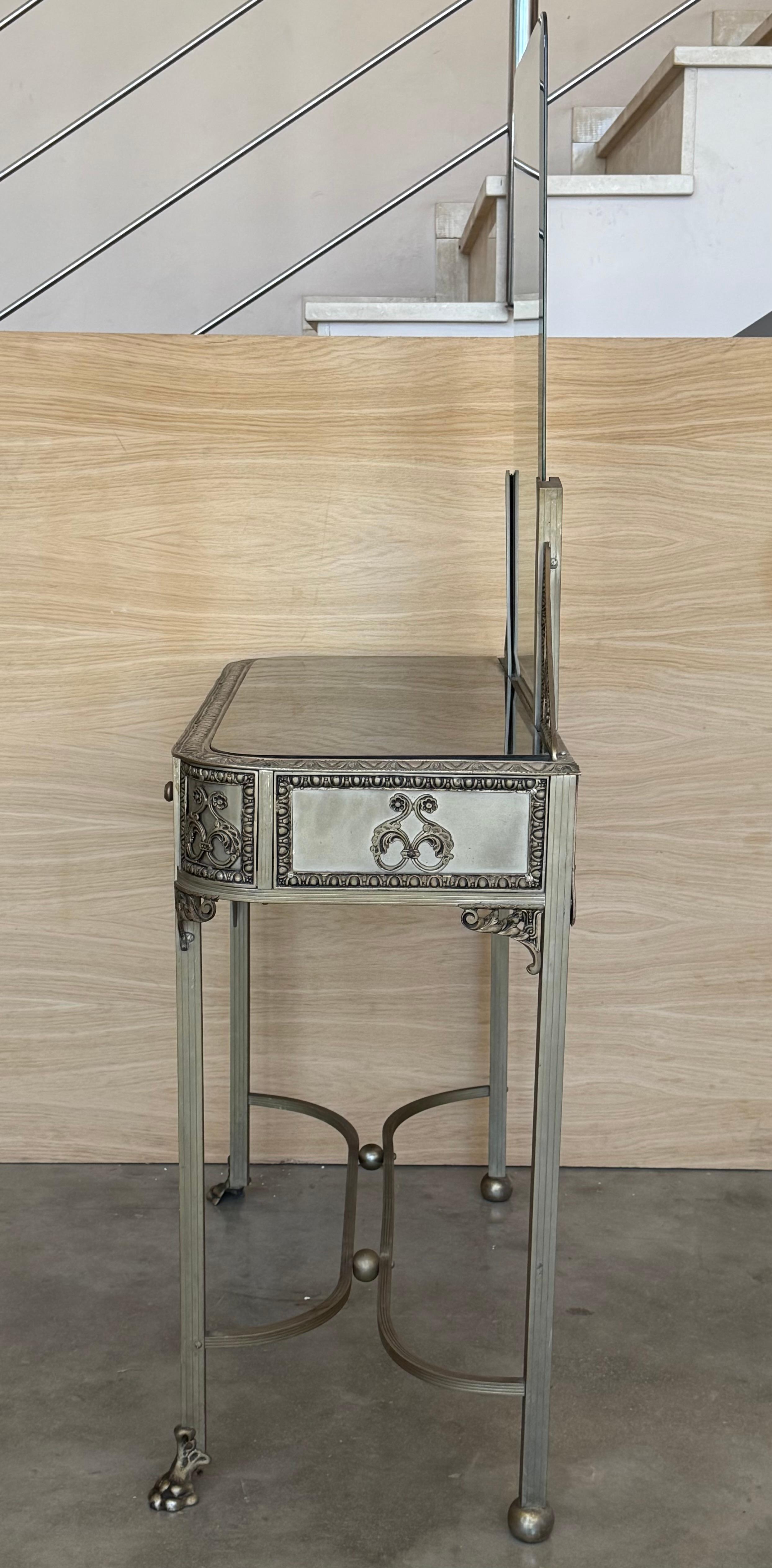 Tavolino da toeletta o Vanity con specchio in bronzo francese del XIX secolo in vendita 1