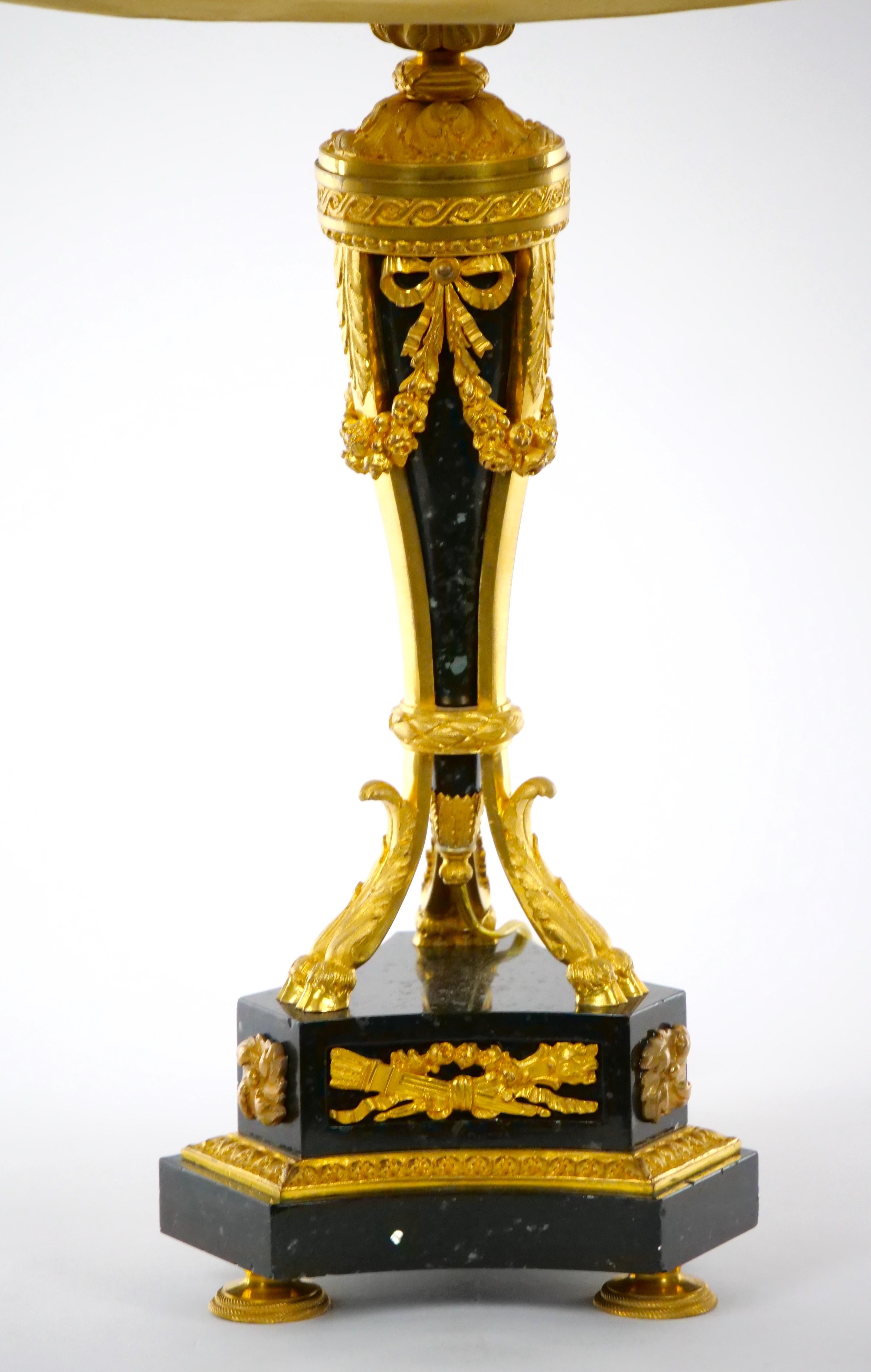 Lámpara de sobremesa francesa del siglo XIX montada en bronce / par de mármol negro en venta 2