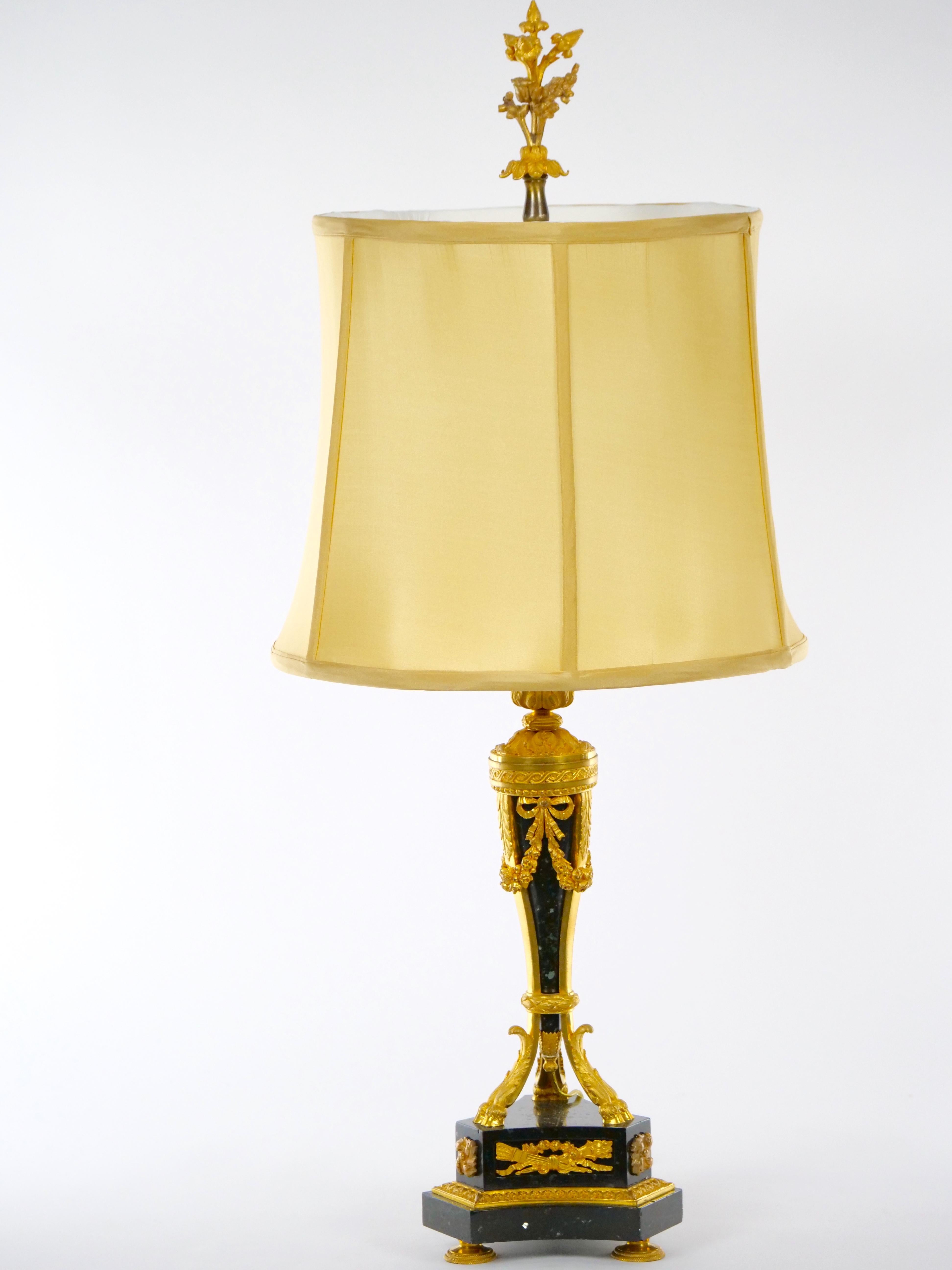 Maravilloso par de bonze francés ormolu montado marco con mármol negro de estilo neoclásico par lámpara de mesa. Cada lámpara tiene forma de columna arquitectónica clásica que se alza sobre una  con pies  Base de forma geométrica con remate superior
