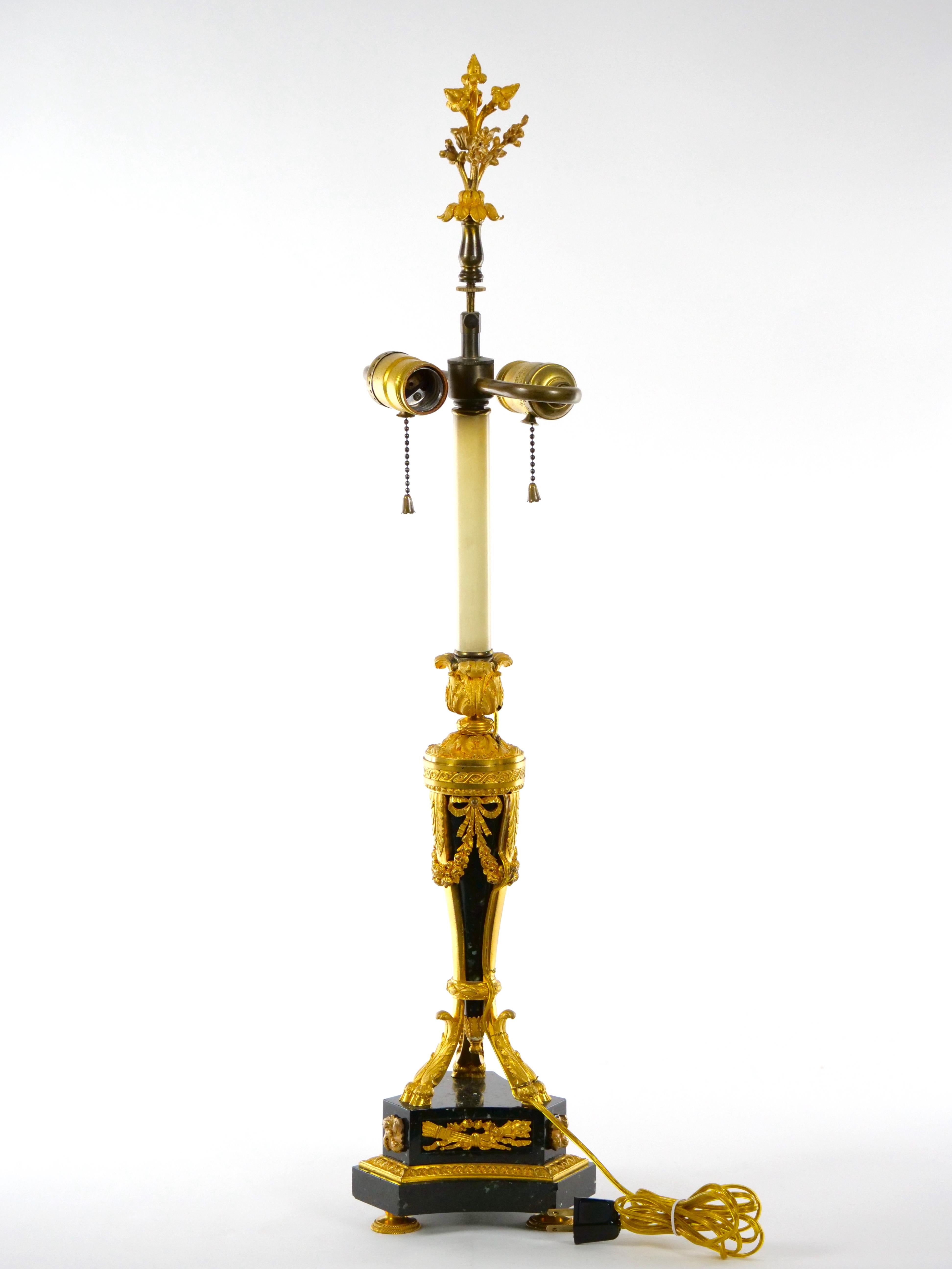 Lámpara de sobremesa francesa del siglo XIX montada en bronce / par de mármol negro Dorado en venta