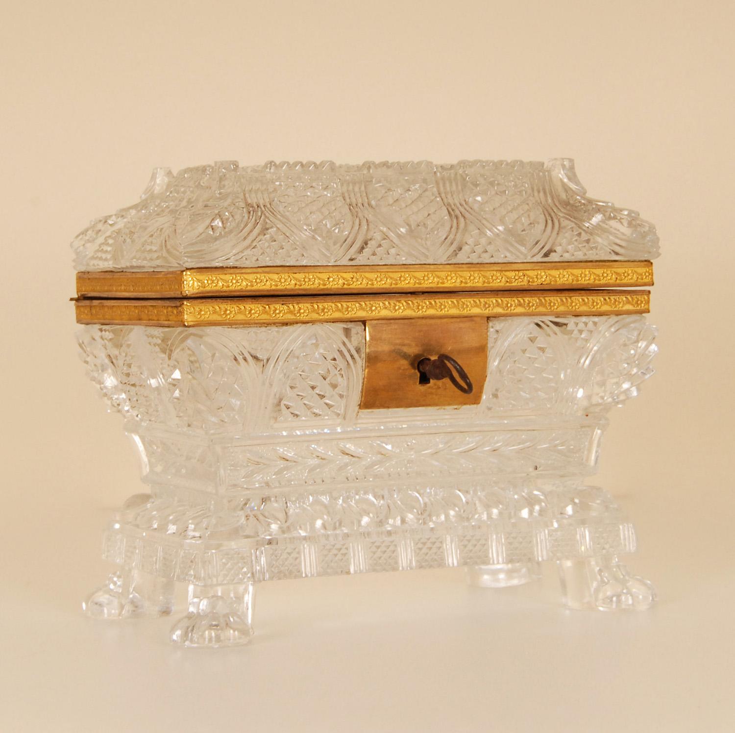 Français Boîte à bijoux française du 19ème siècle en cristal monté sur bronze, pieds en forme de griffes de style Empire en vente