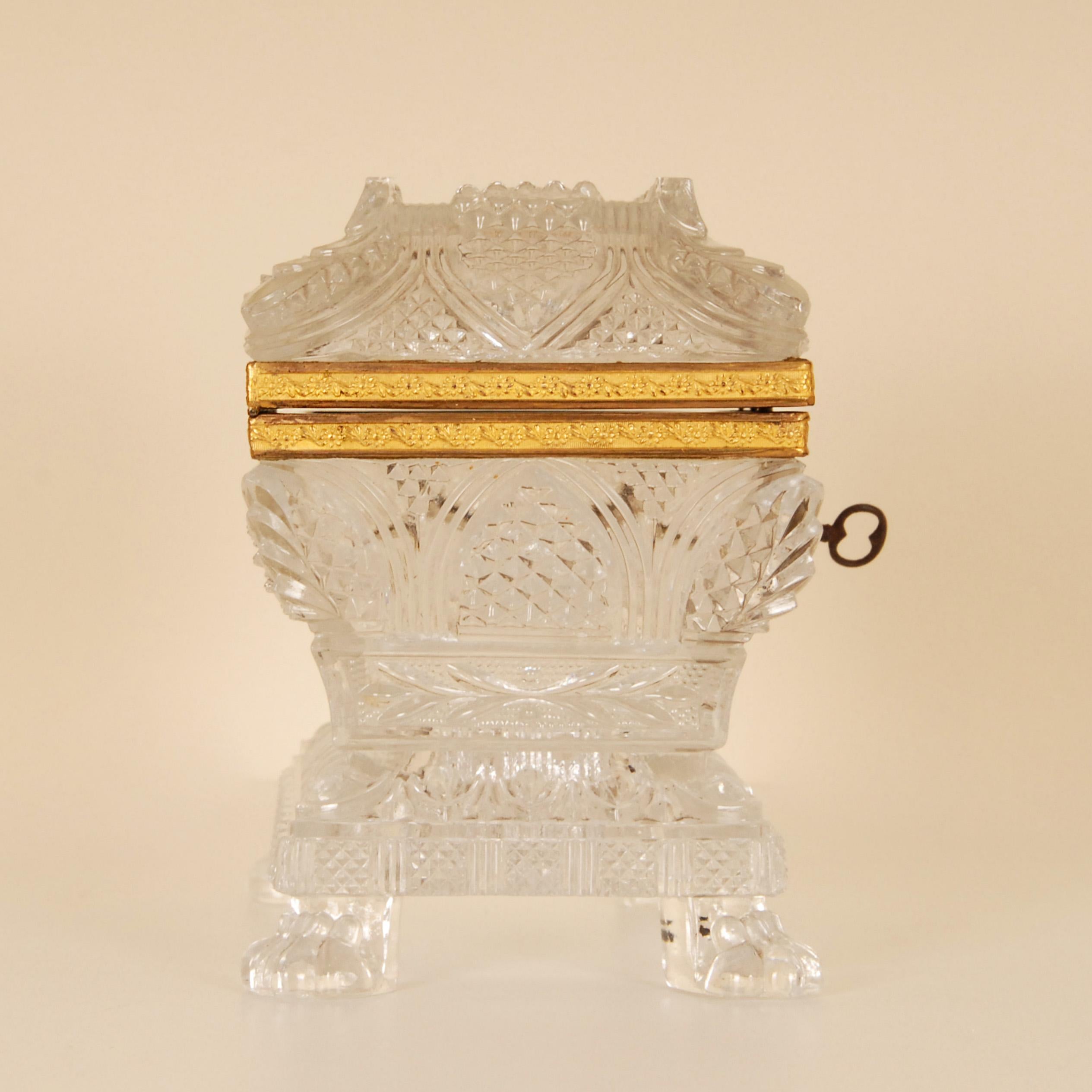 Doré Boîte à bijoux française du 19ème siècle en cristal monté sur bronze, pieds en forme de griffes de style Empire en vente