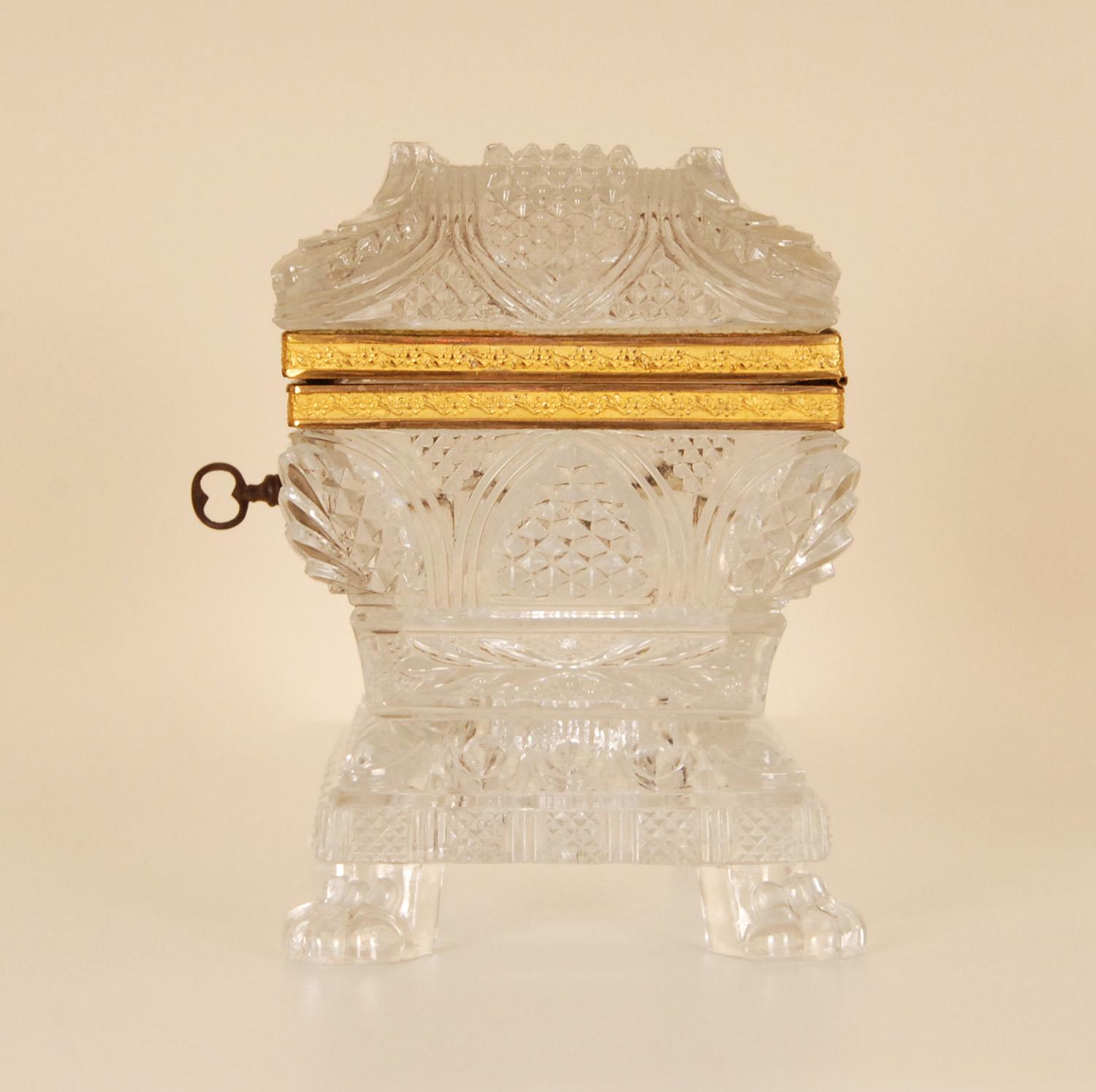 Bronze Boîte à bijoux française du 19ème siècle en cristal monté sur bronze, pieds en forme de griffes de style Empire en vente