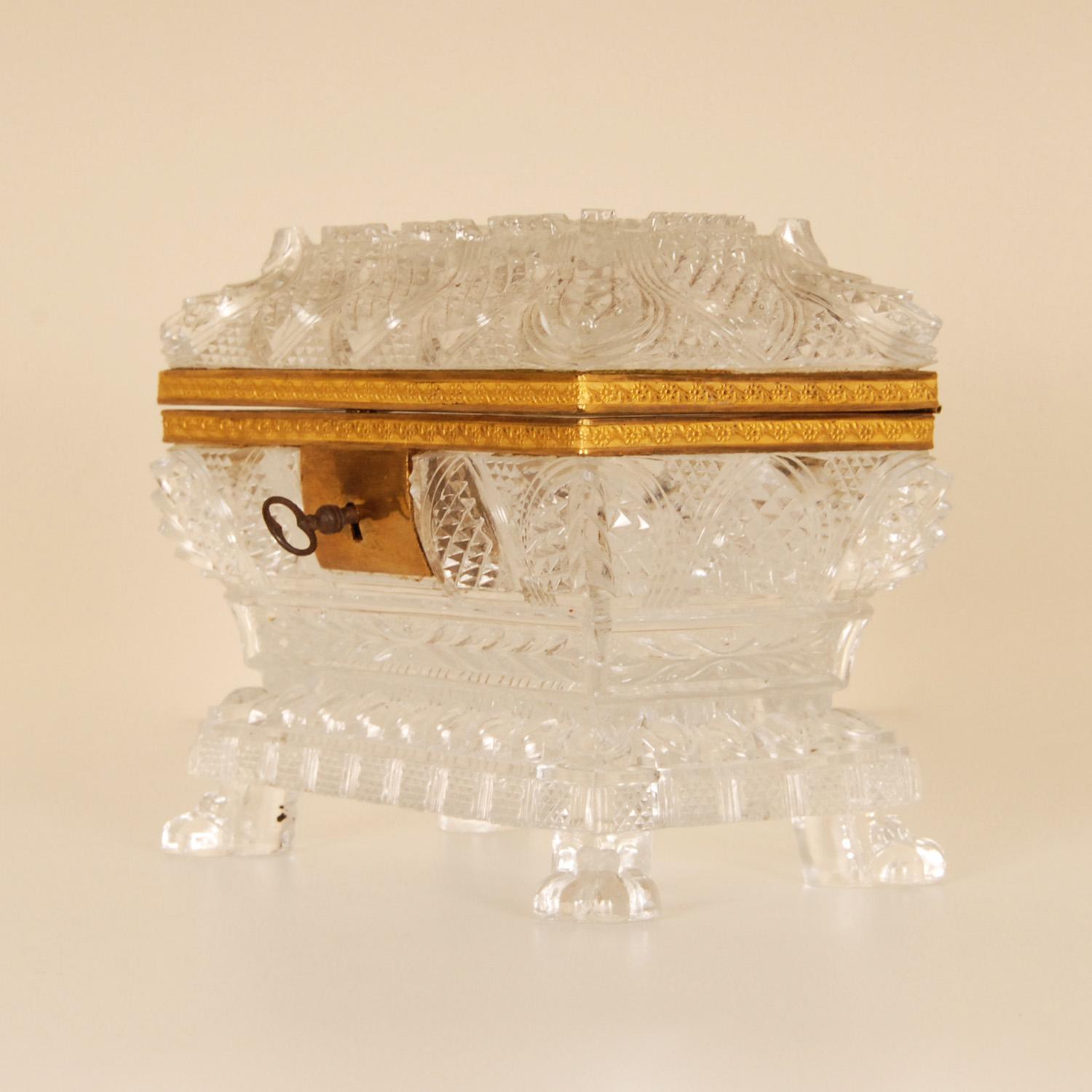 Boîte à bijoux française du 19ème siècle en cristal monté sur bronze, pieds en forme de griffes de style Empire en vente 1
