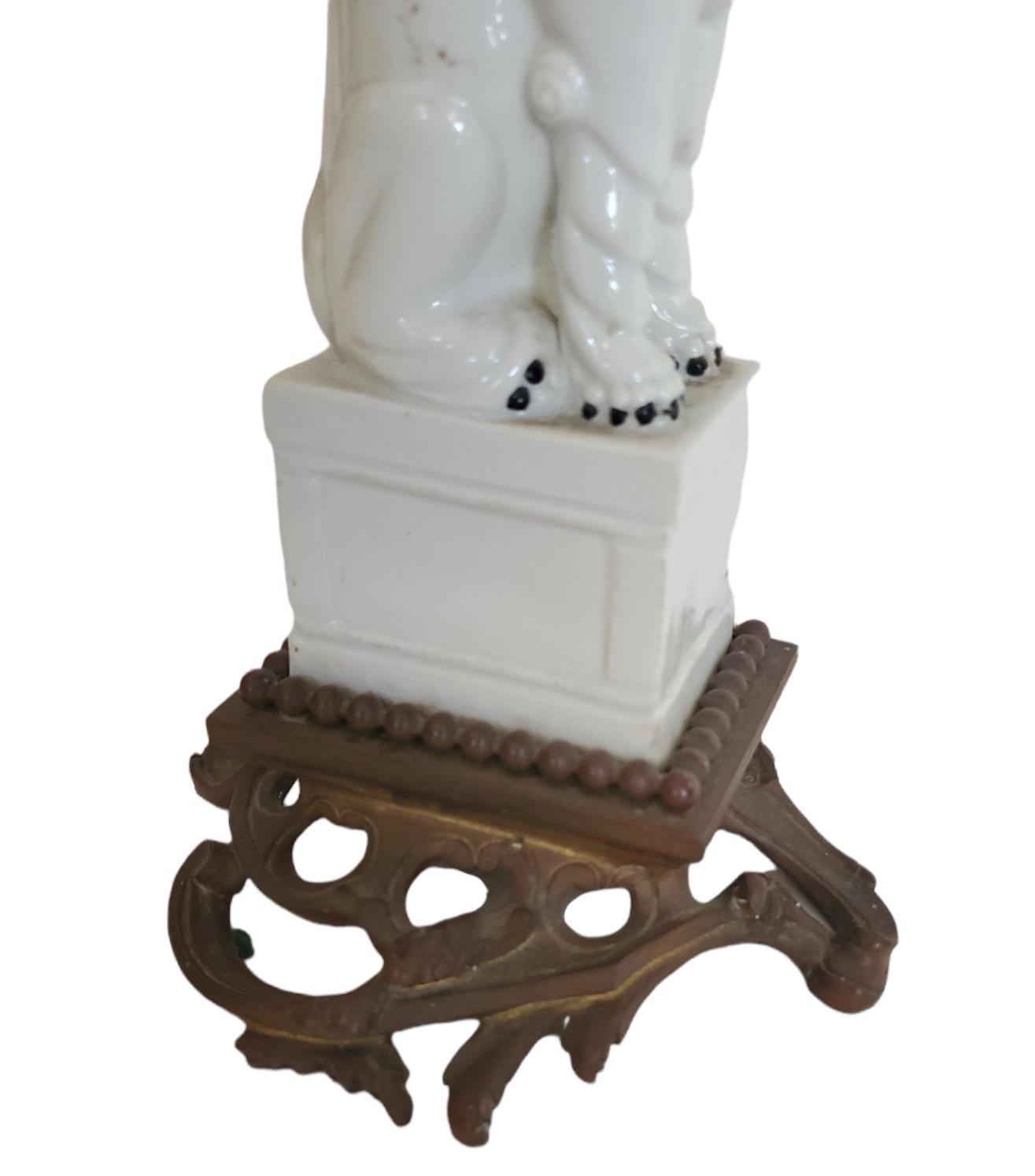 Ursprünglich ein zu einer Lampe umfunktionierter Kerzenständer. 19. Jahrhundert Blanc de Chine Foo Hund. Feine französische Bronzebeschläge. Zu einem späteren Zeitpunkt in Lampen umgewandelt. Benutzerdefinierte Pergament Schatten ist 7 