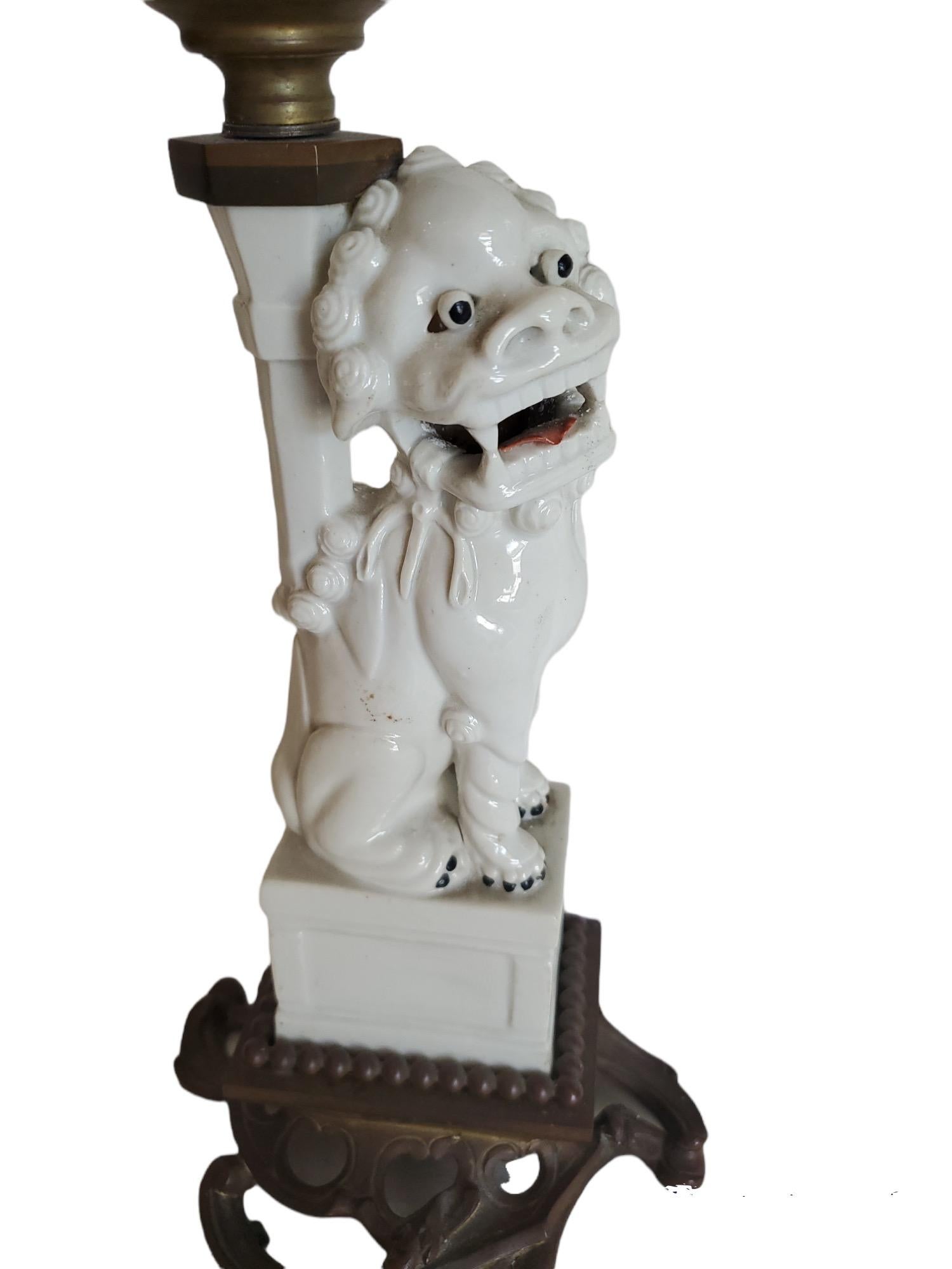 Französische bronzemontierte Foo-Hunde-Lampe, 19. Jahrhundert (Louis XVI.) im Angebot