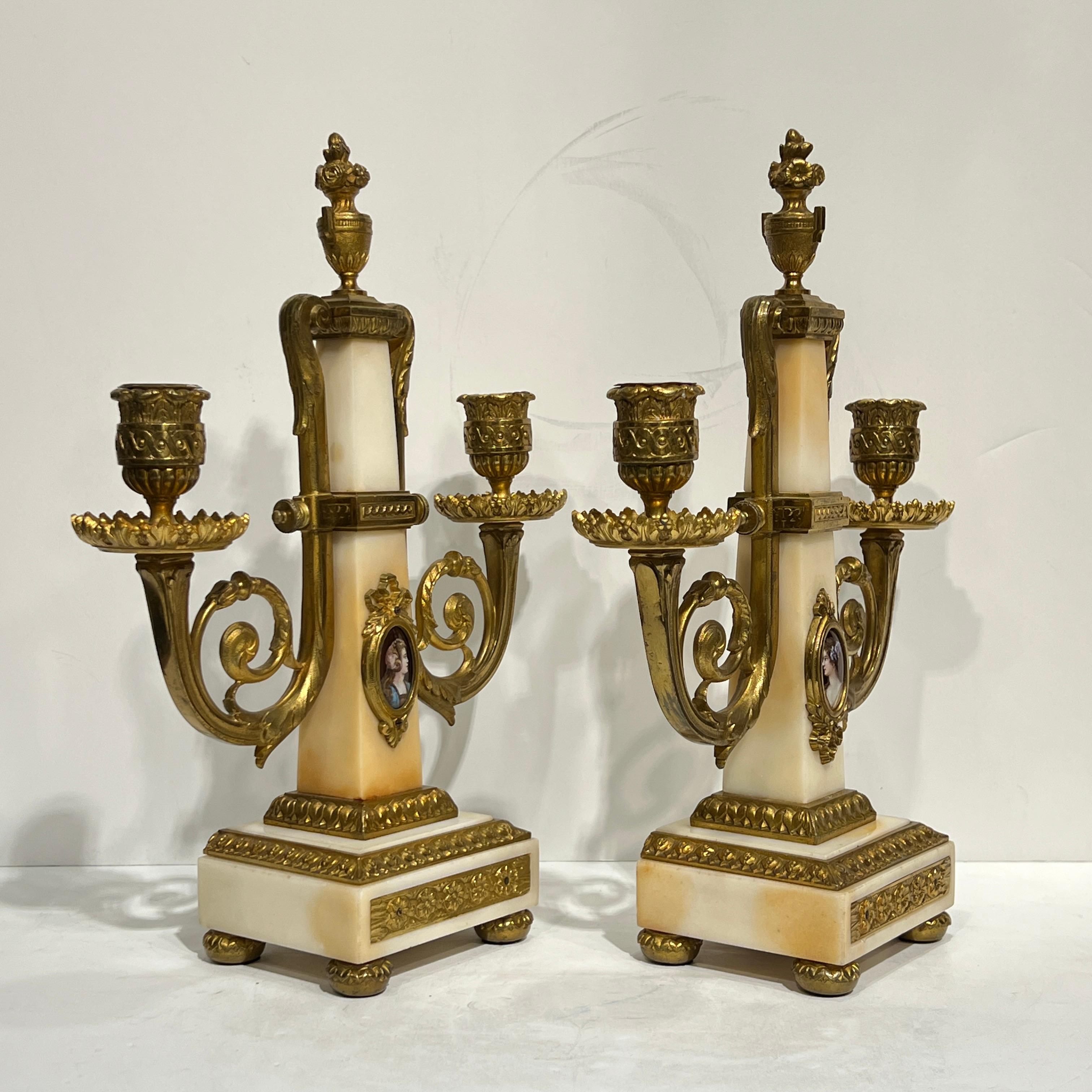 xIX secolo  Set di orologi e candelabri in bronzo francese con montatura in onice in vendita 2
