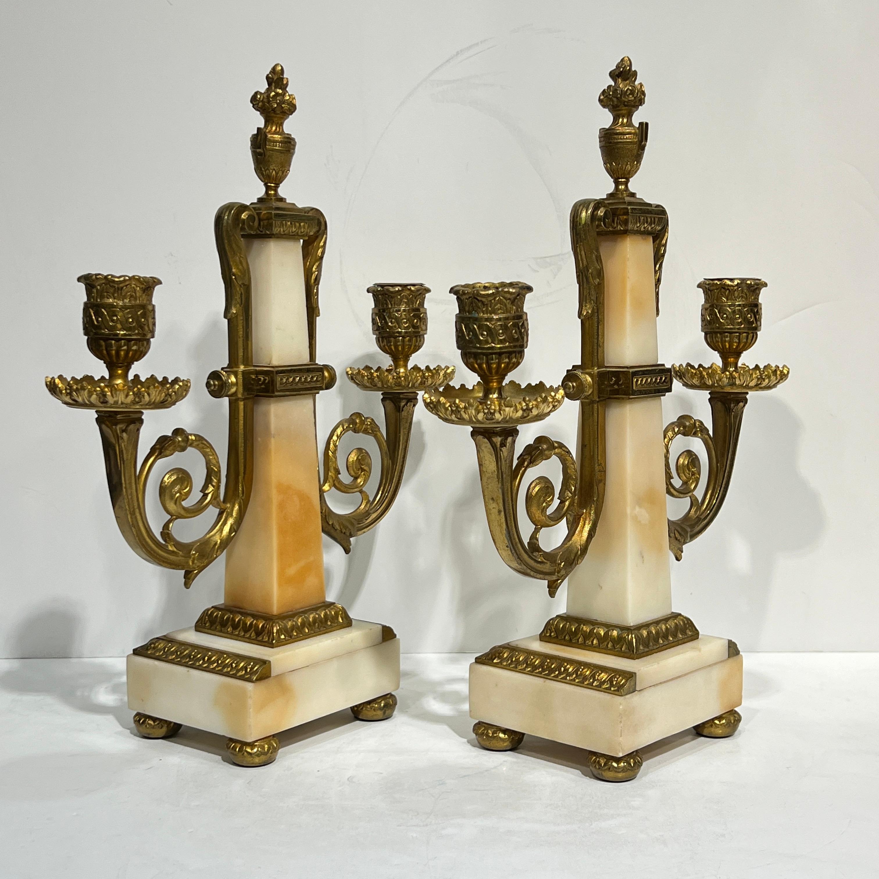 xIX secolo  Set di orologi e candelabri in bronzo francese con montatura in onice in vendita 3