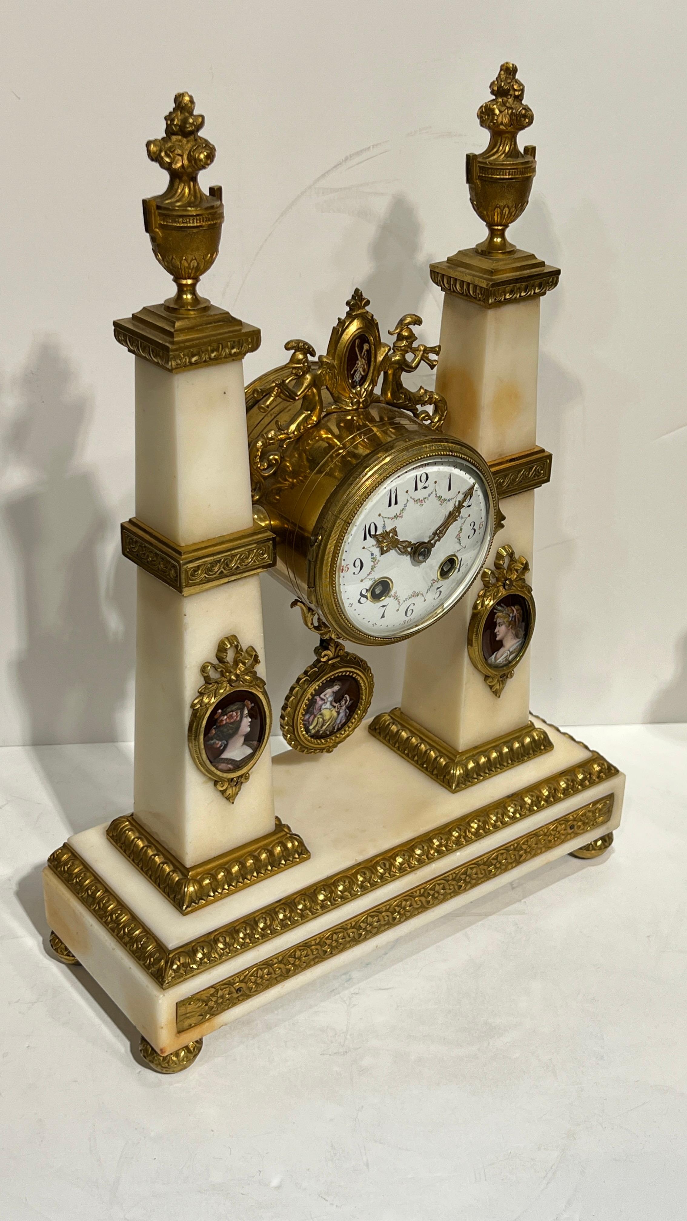 Bronzo xIX secolo  Set di orologi e candelabri in bronzo francese con montatura in onice in vendita