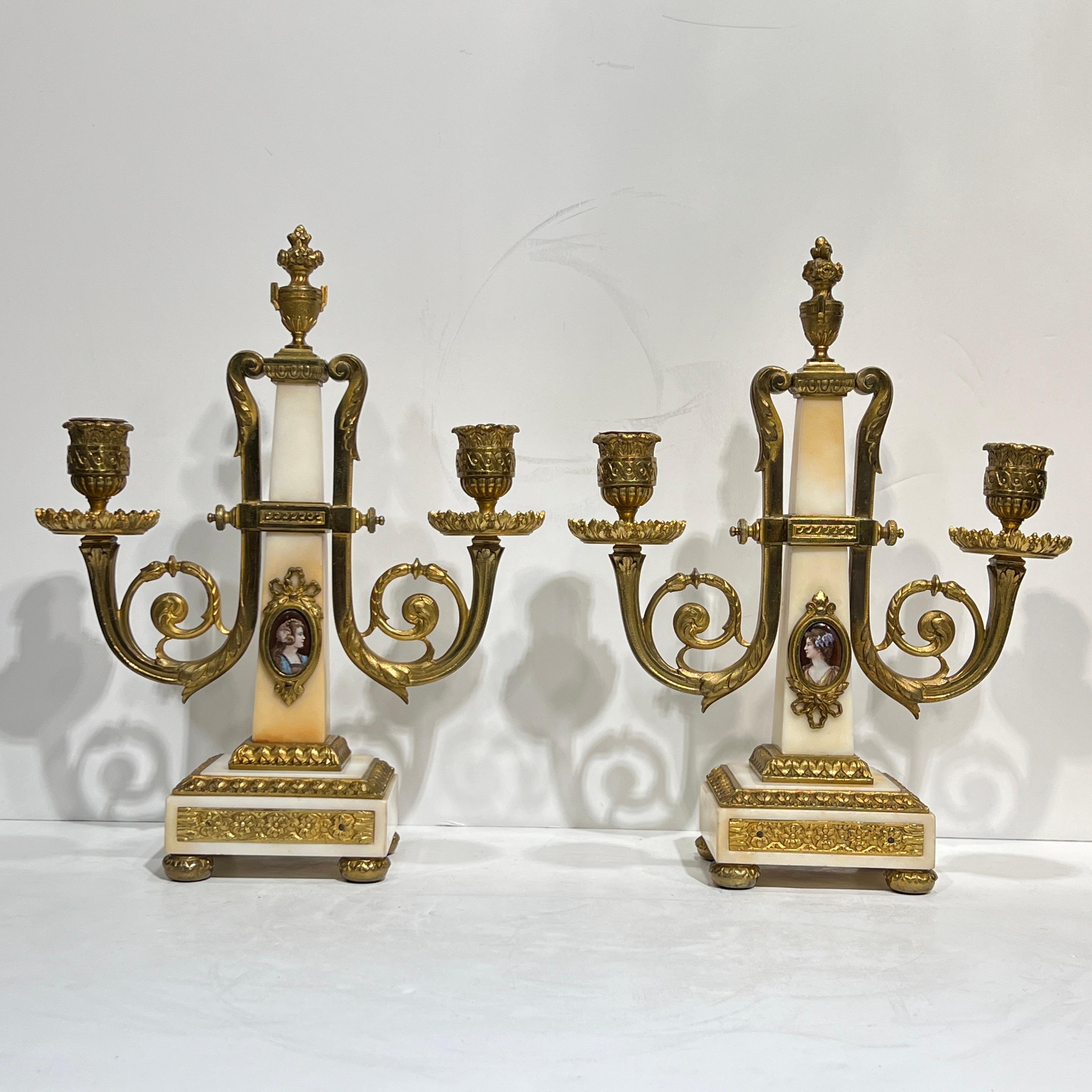 xIX secolo  Set di orologi e candelabri in bronzo francese con montatura in onice in vendita 1