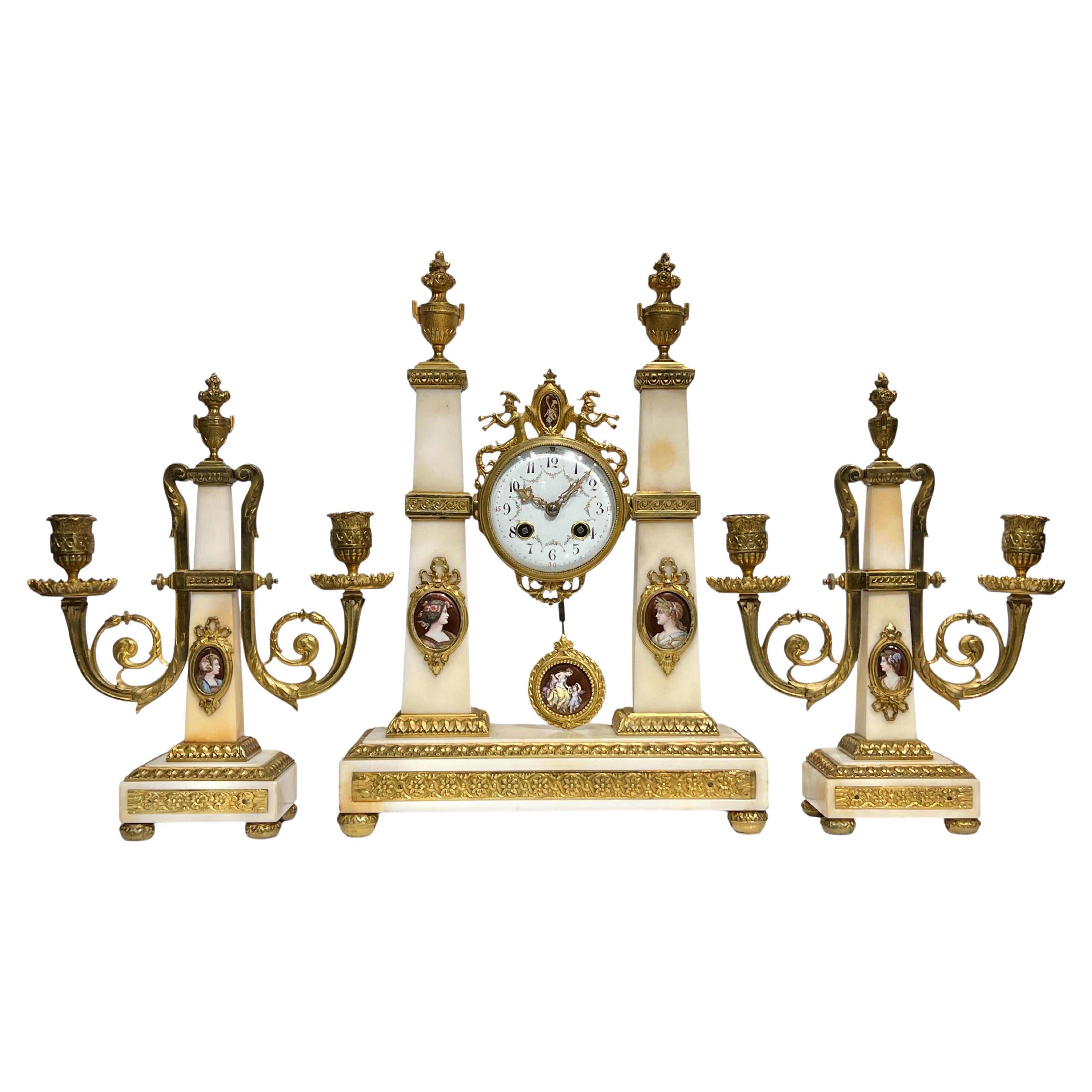 xIX secolo  Set di orologi e candelabri in bronzo francese con montatura in onice